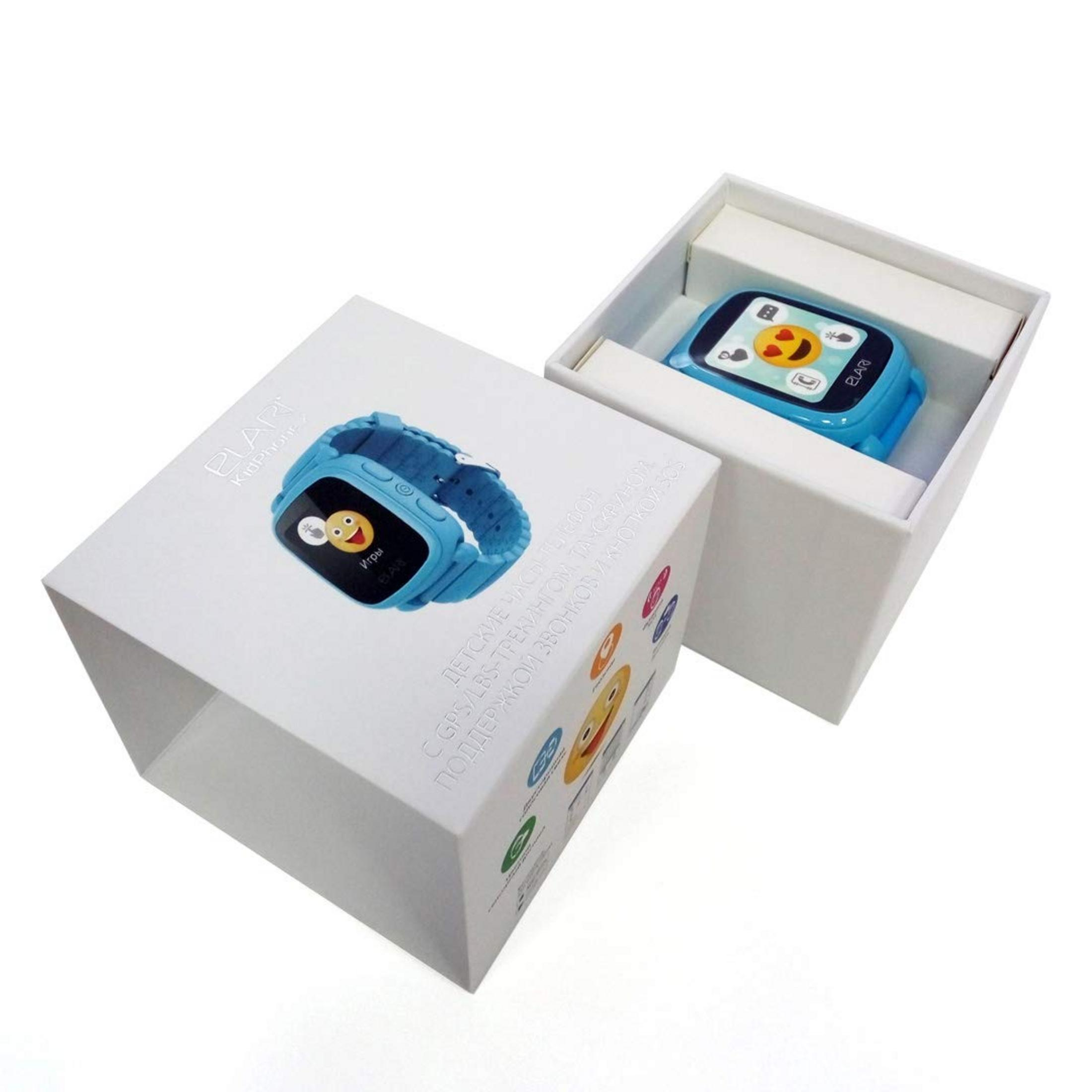 Un reloj inteligente azul para niños en su caja blanca con emojis.