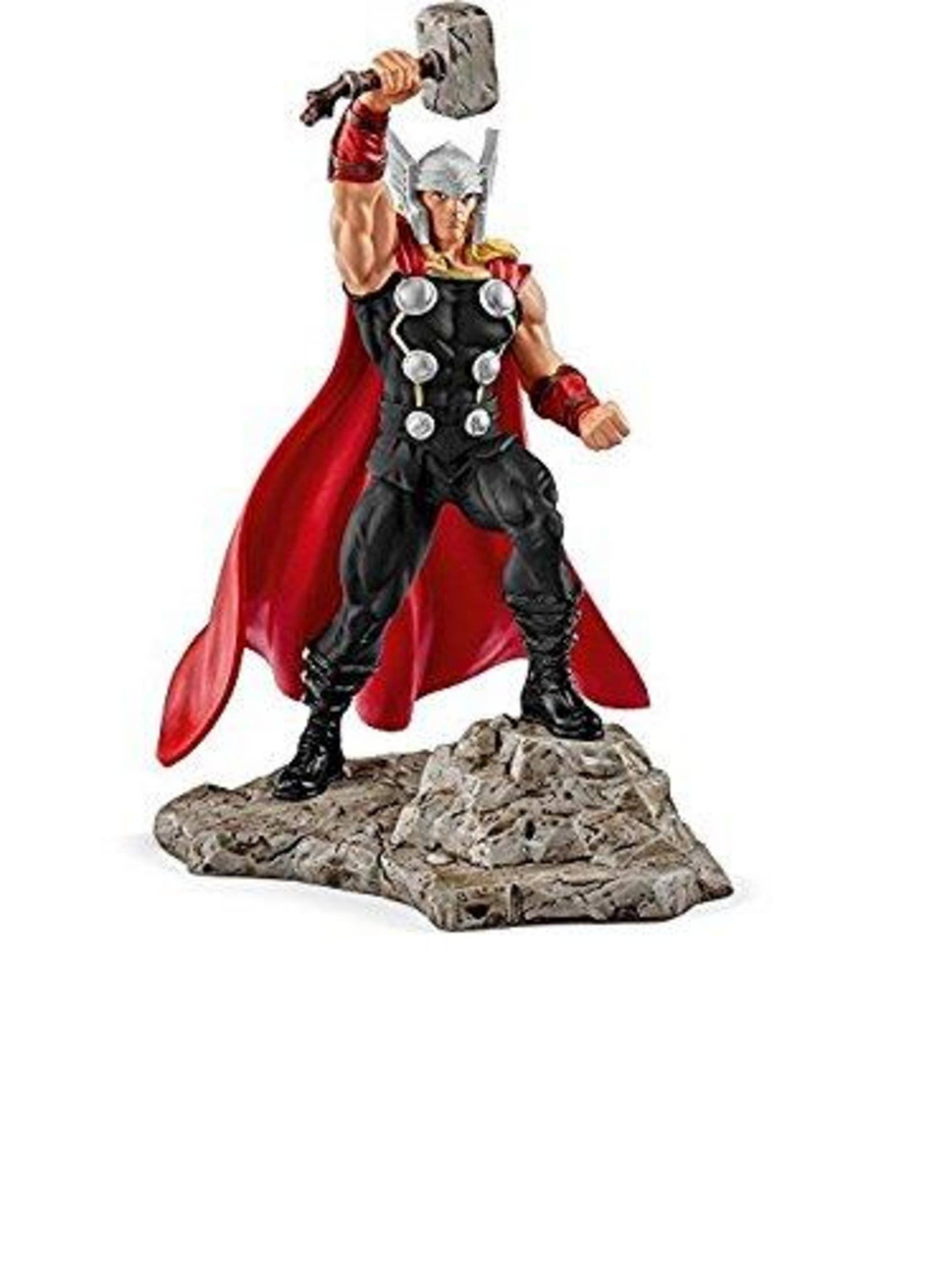 Thor mit Hammer und rotem Umhang auf Felsen stehend.