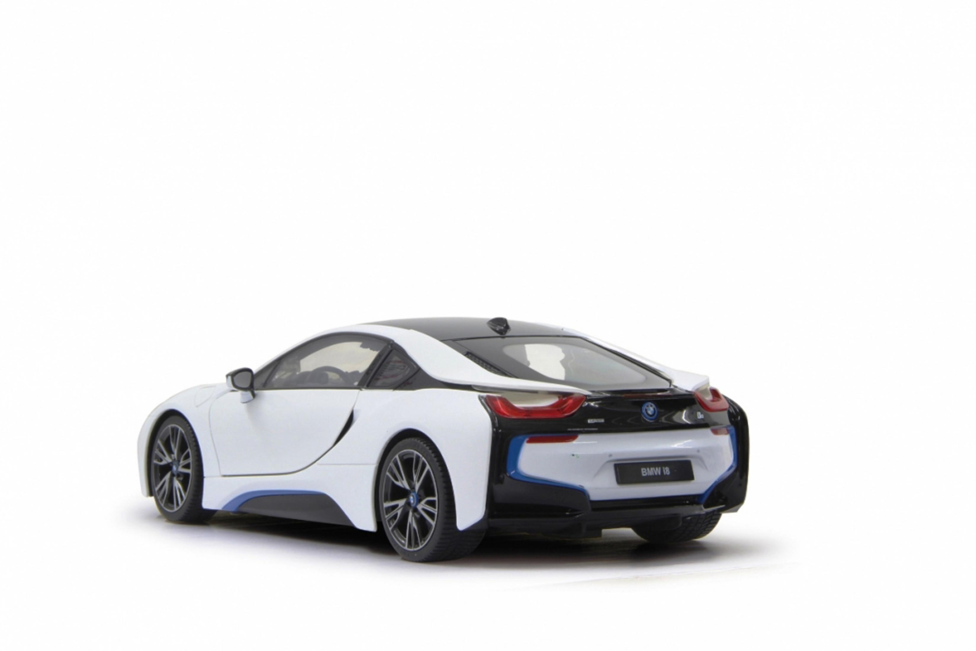 Ein weißer BMW i8 von hinten mit schwarzen Akzenten und blauen Linien.