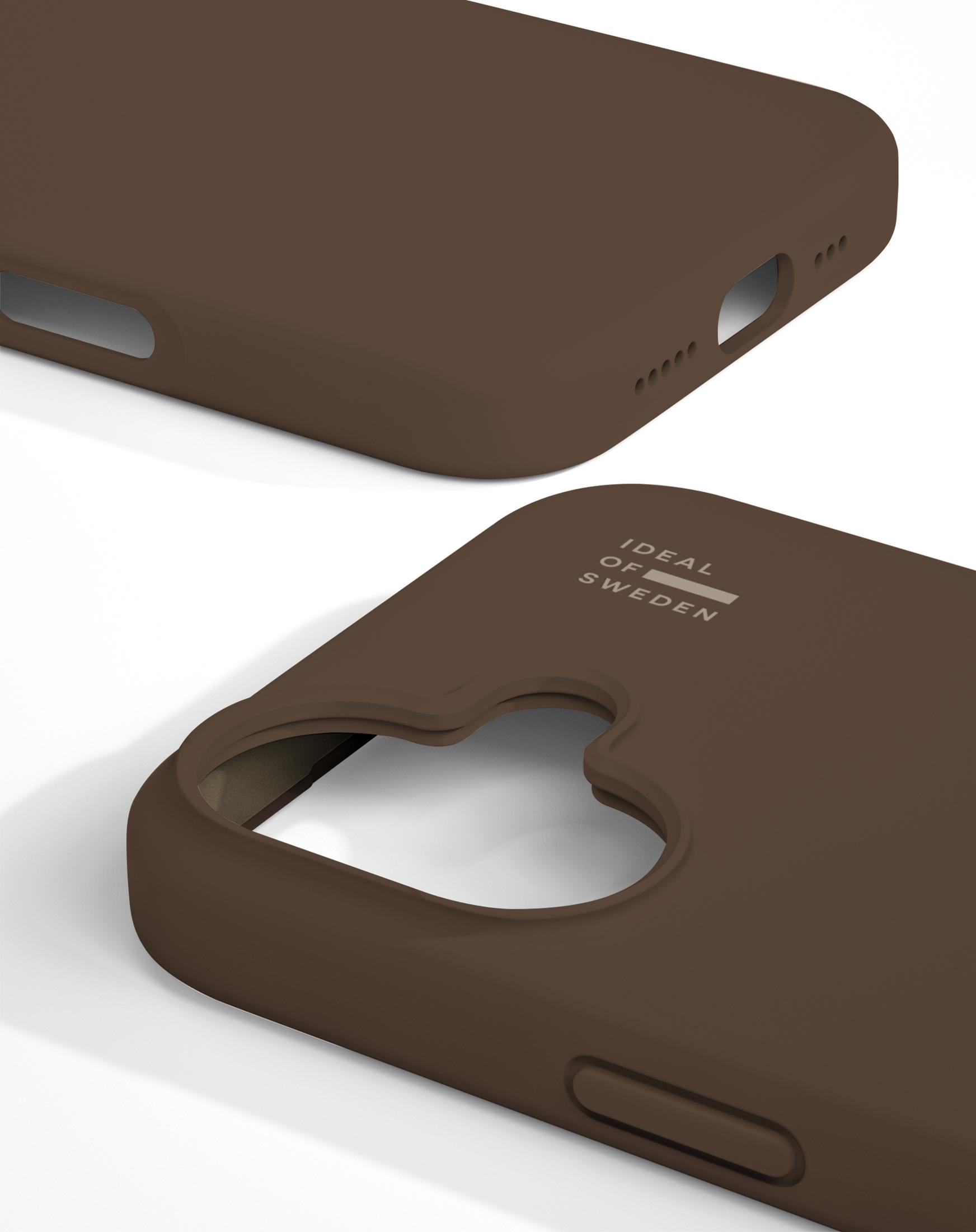 Braune Handyhülle mit Logoaufdruck aus Leder, auf weißem Hintergrund.