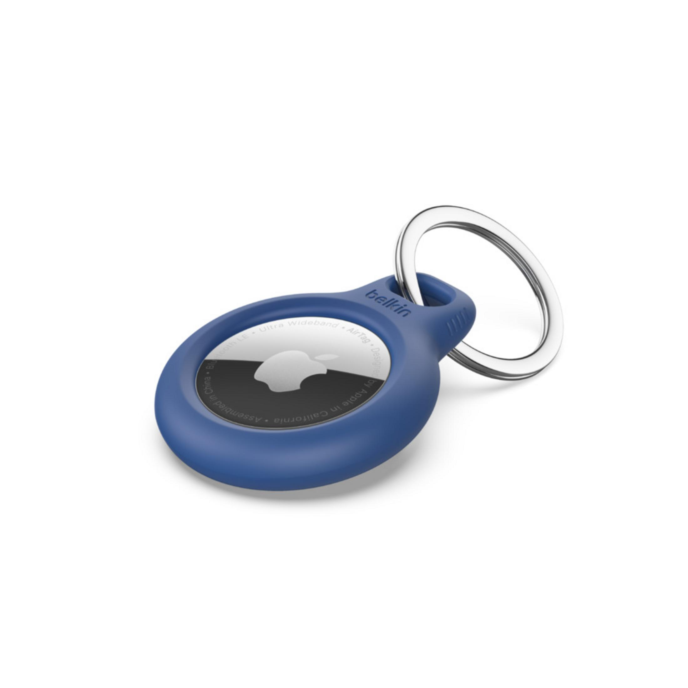 Un portachiavi AirTag blu con anello argentato su sfondo bianco.