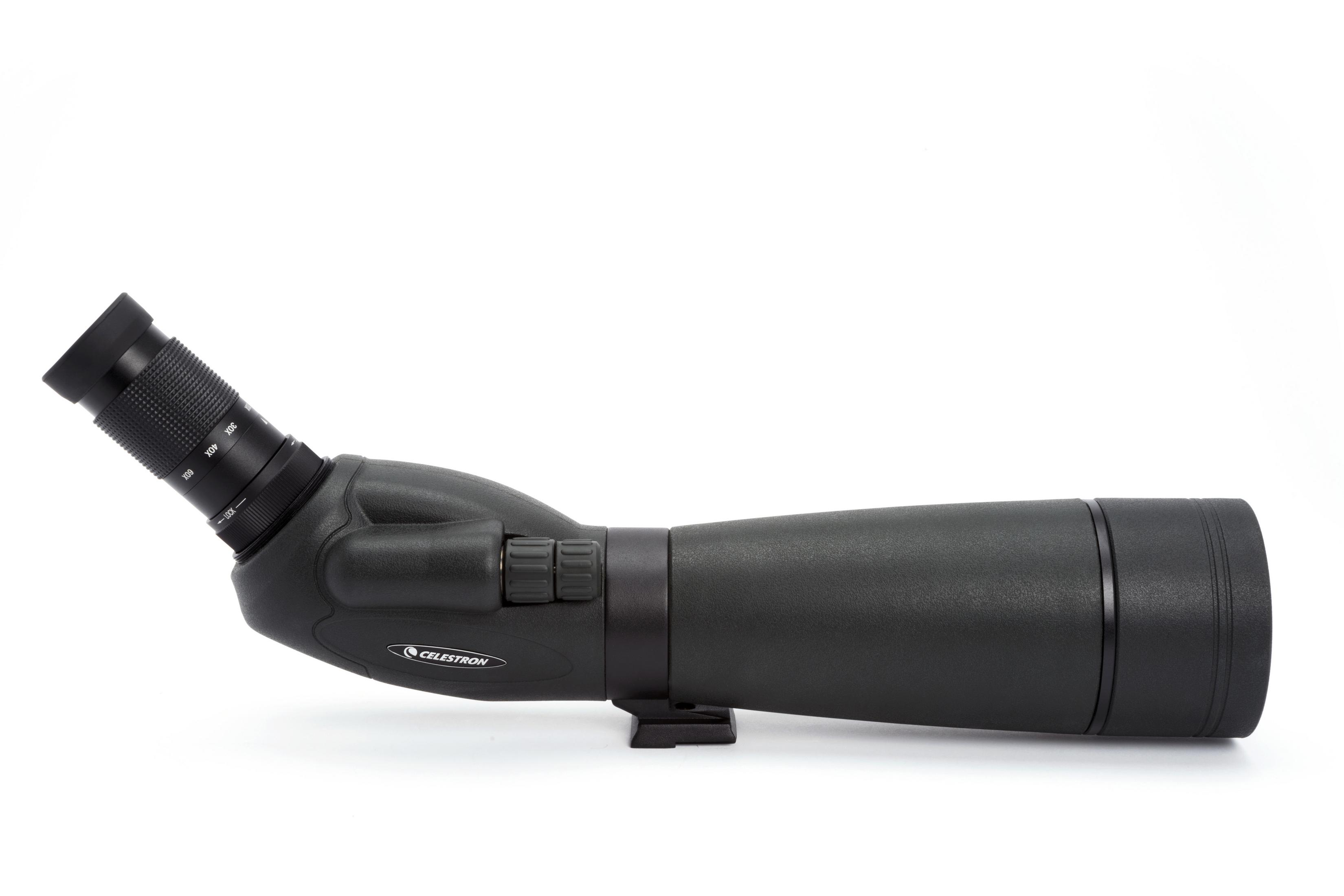 Ein schwarzes Celestron-Spektiv mit Zoom-Ringen und einem Stativanschluss, auf weißem Hintergrund.