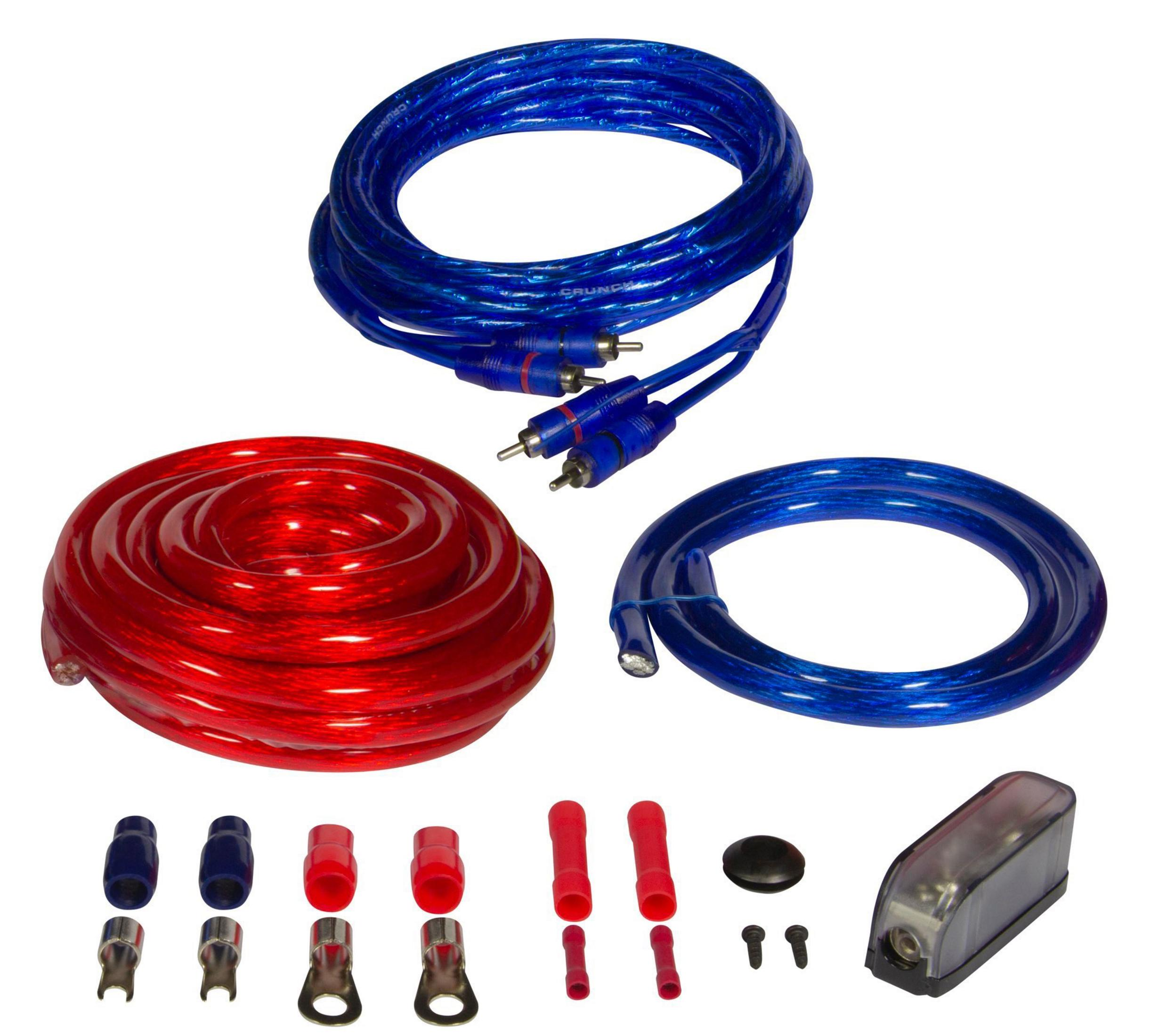 Ein Sortiment an Kabeln und Anschlüssen, darunter blaue und rote Kabelrollen.