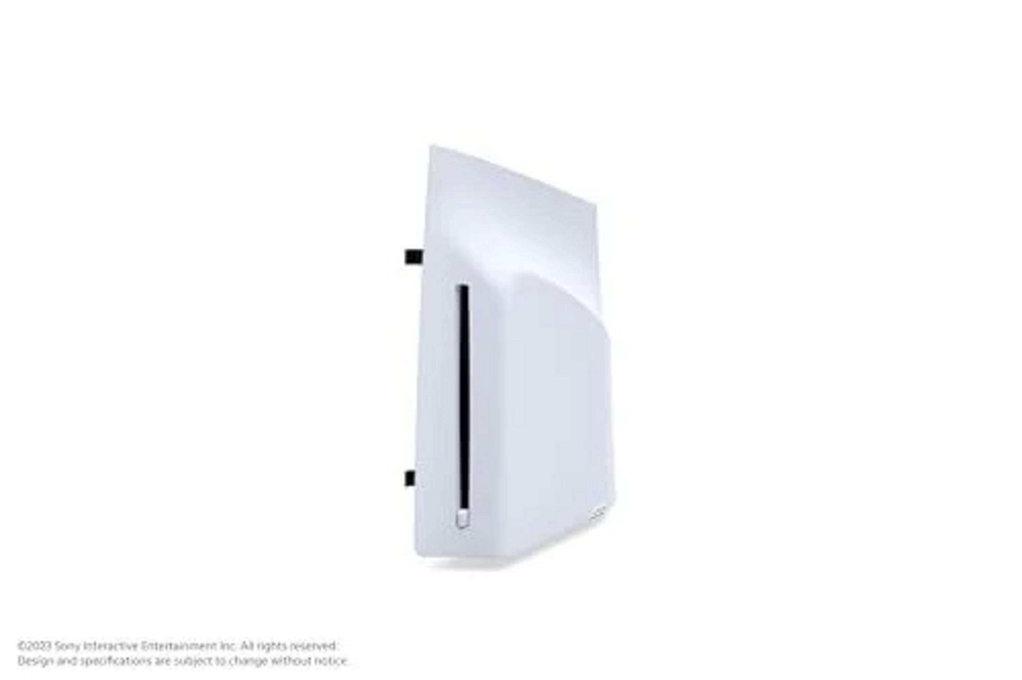 Una console di gioco bianca con una fessura nera è mostrata su sfondo bianco.