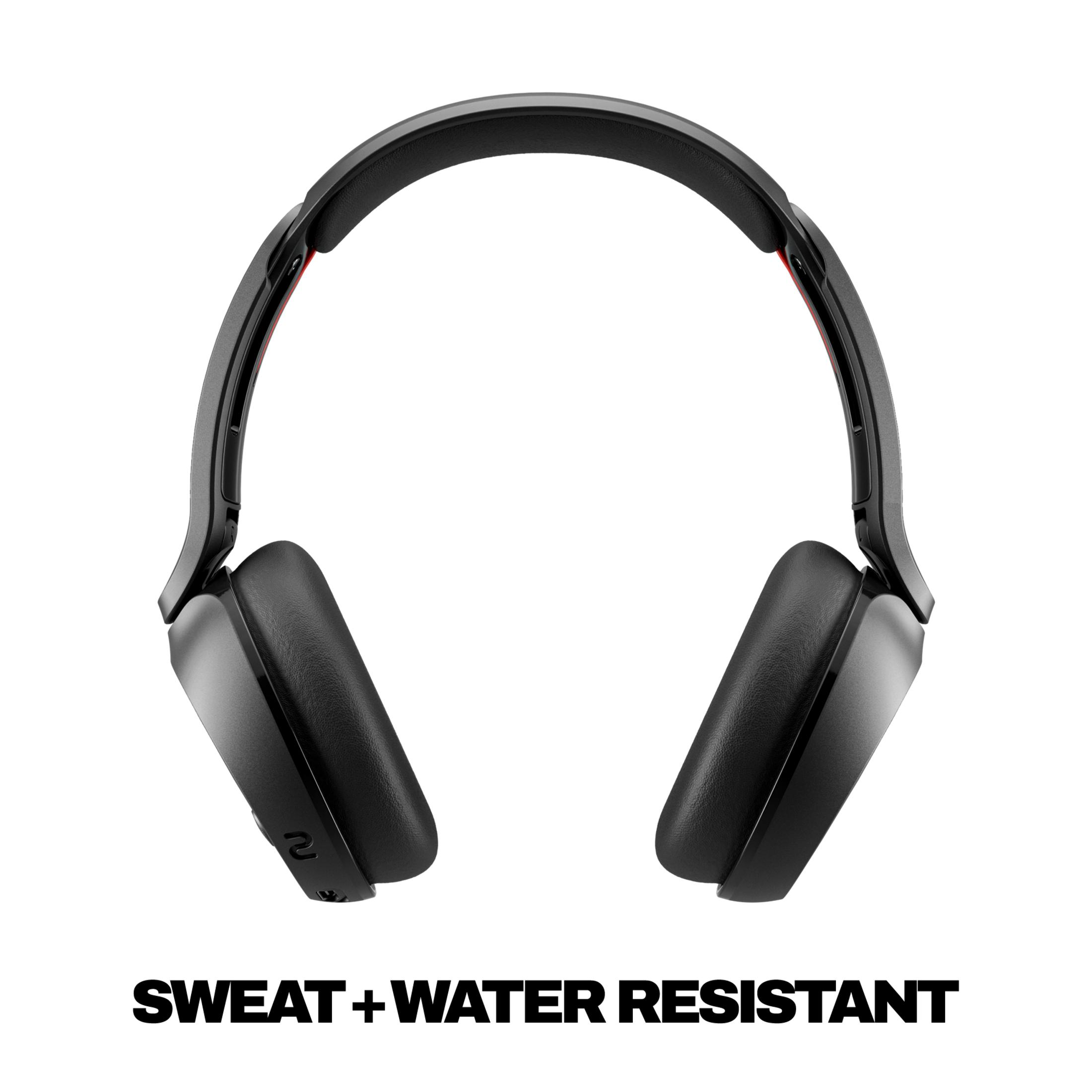 Kırmızı vurgulu siyah kulaklık ve SWEAT+WATER RESISTANT yazısı.