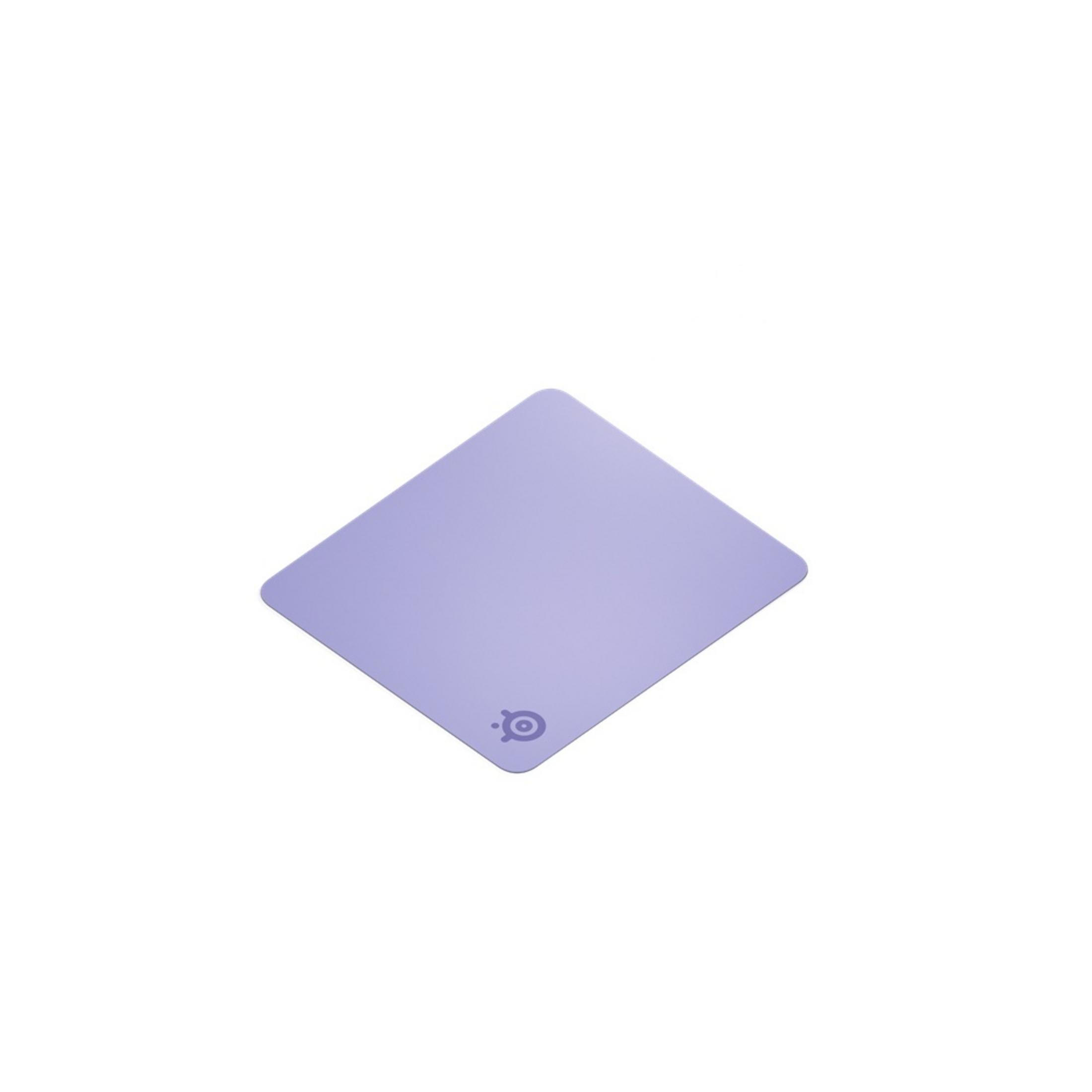 Eine lavendelfarbene Mauspad in Rautenform mit einem kleinen Logo unten rechts.
