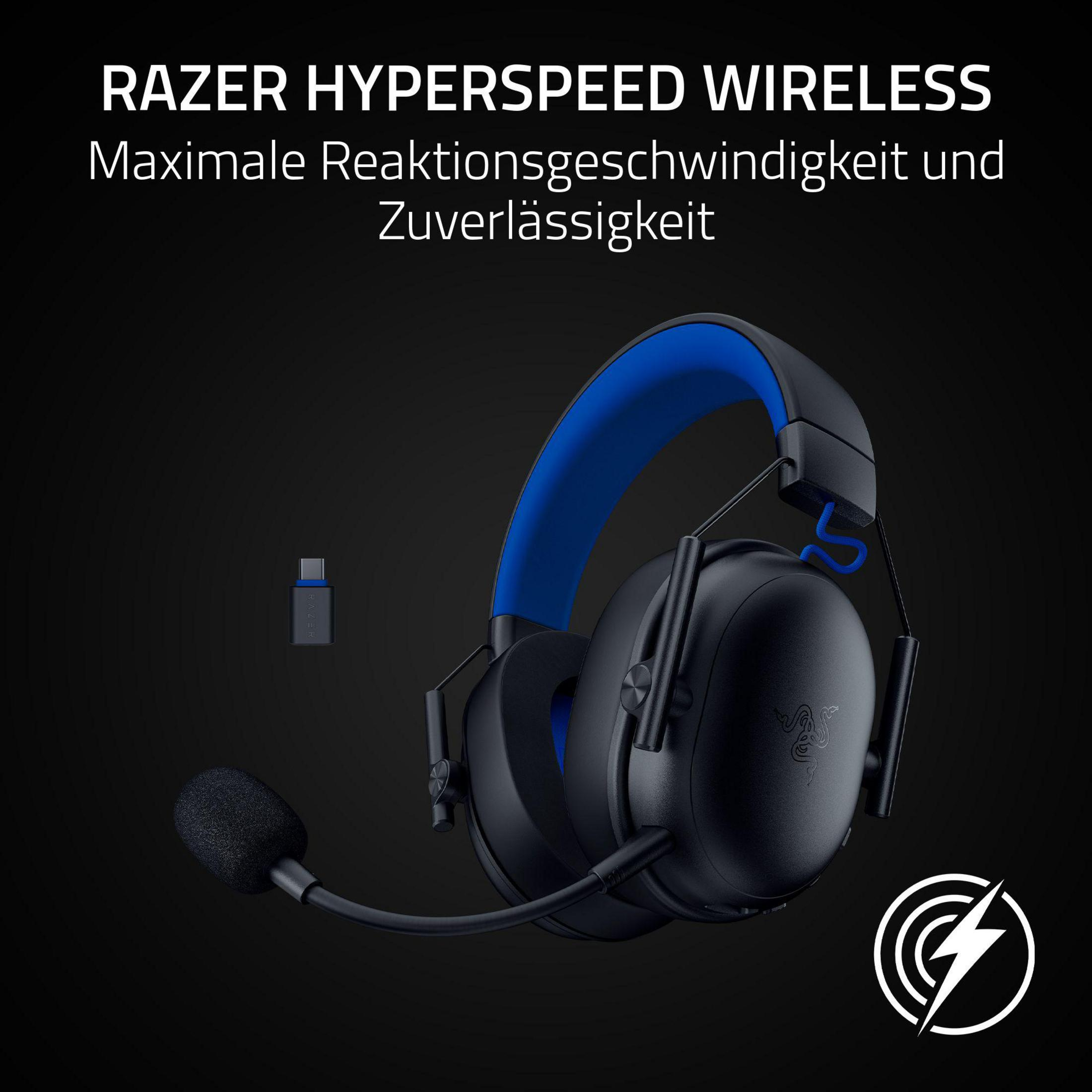 Zwarte Razer koptelefoon met blauwe hoofdband en microfoon, USB-dongle.
