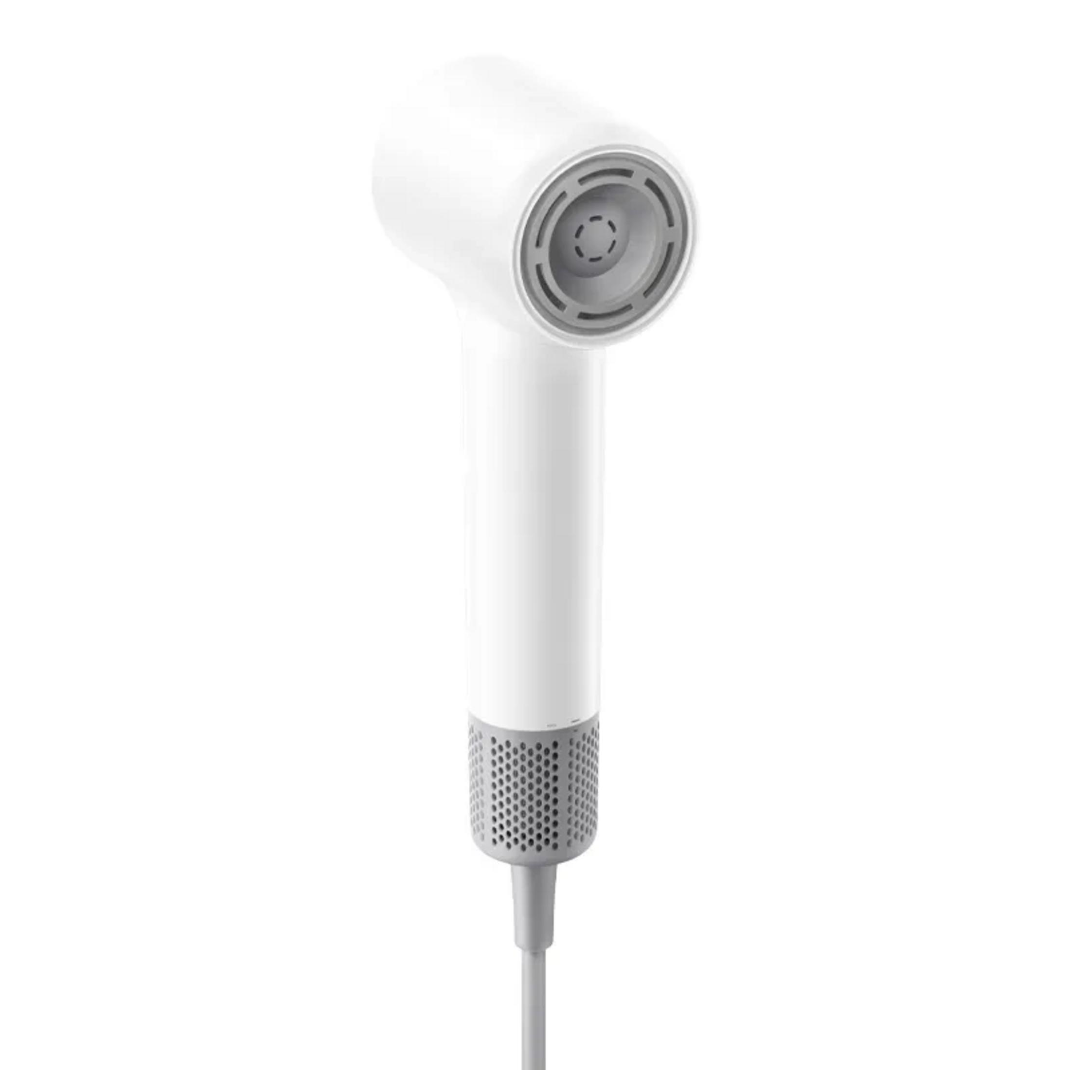 Una alcachofa de ducha blanca con base gris perforada y cable gris.