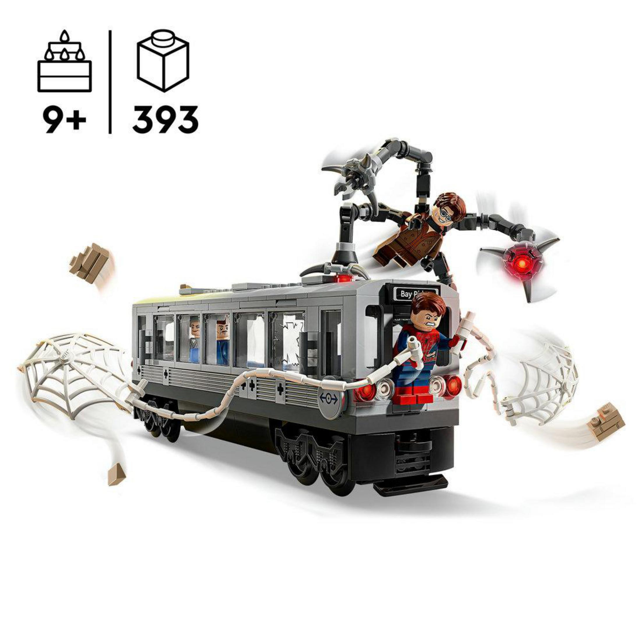 Lego Spider-Man luchando en un tren con brazos robóticos y telarañas.