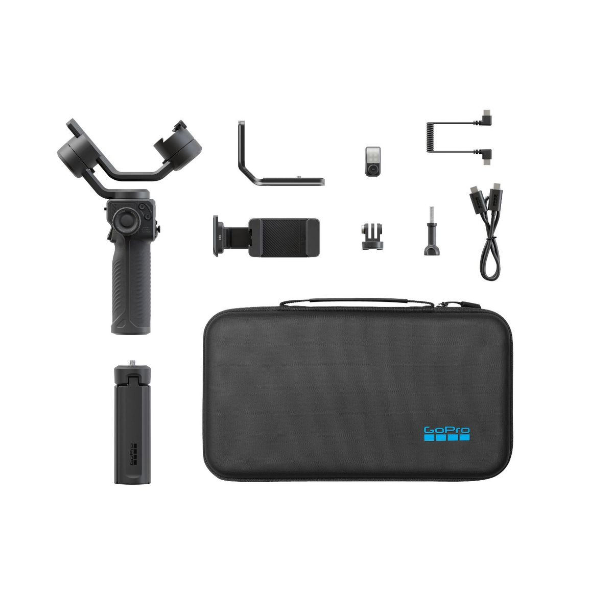 Gimbal, Tasche und Zubehör auf weißem Hintergrund ausgelegt.