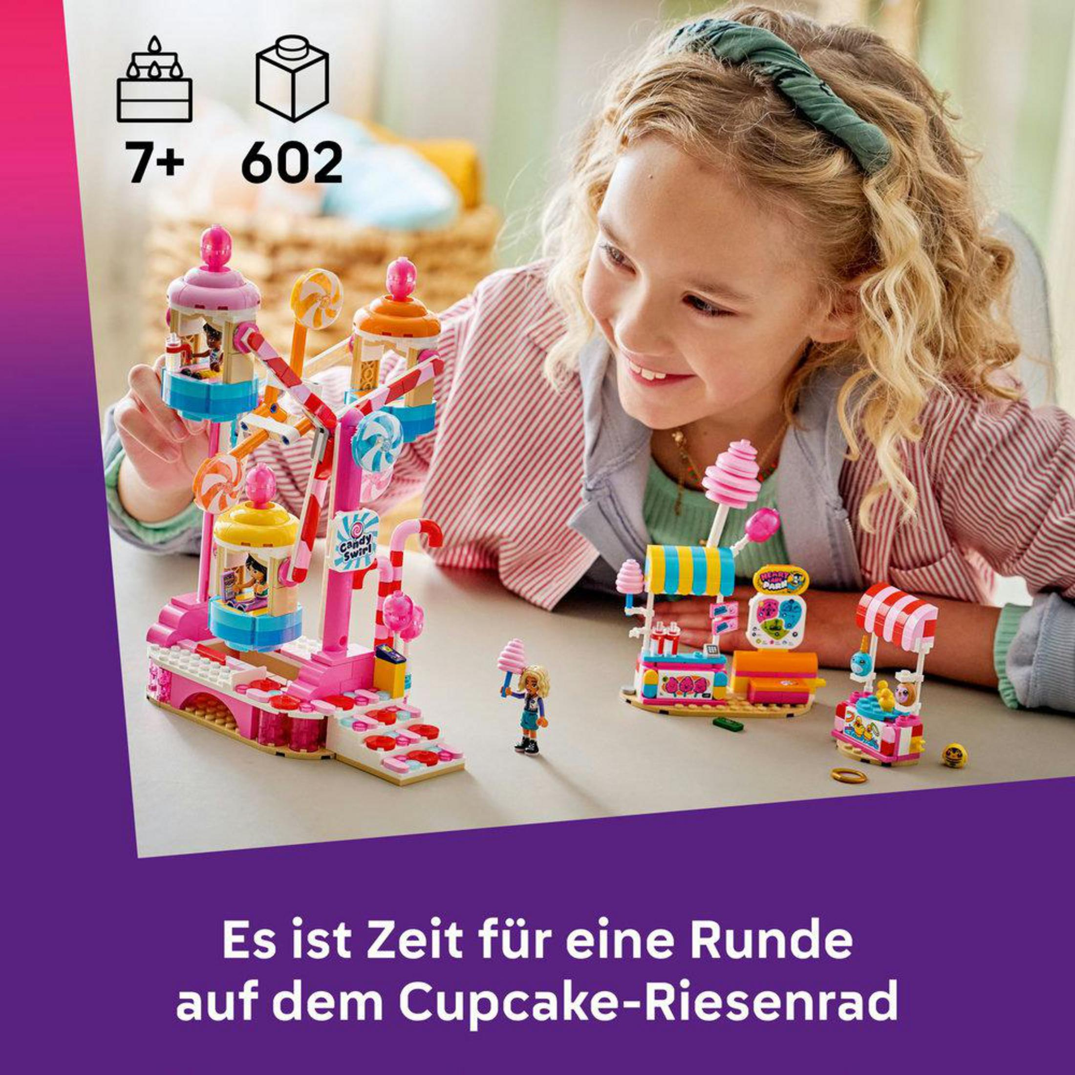 Una bambina gioca con giostre e bancarelle Lego colorate.