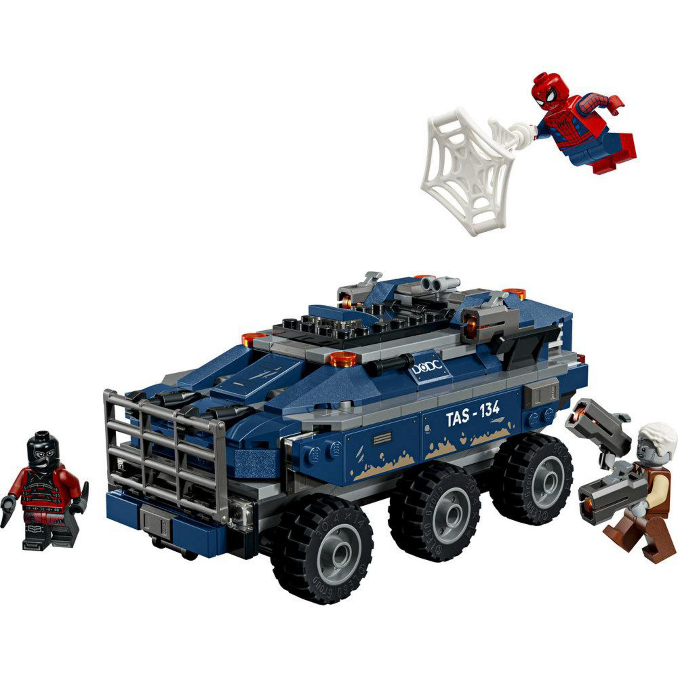 Spider-Man con ragnatela spara a un veicolo LEGO blu con due cattivi.