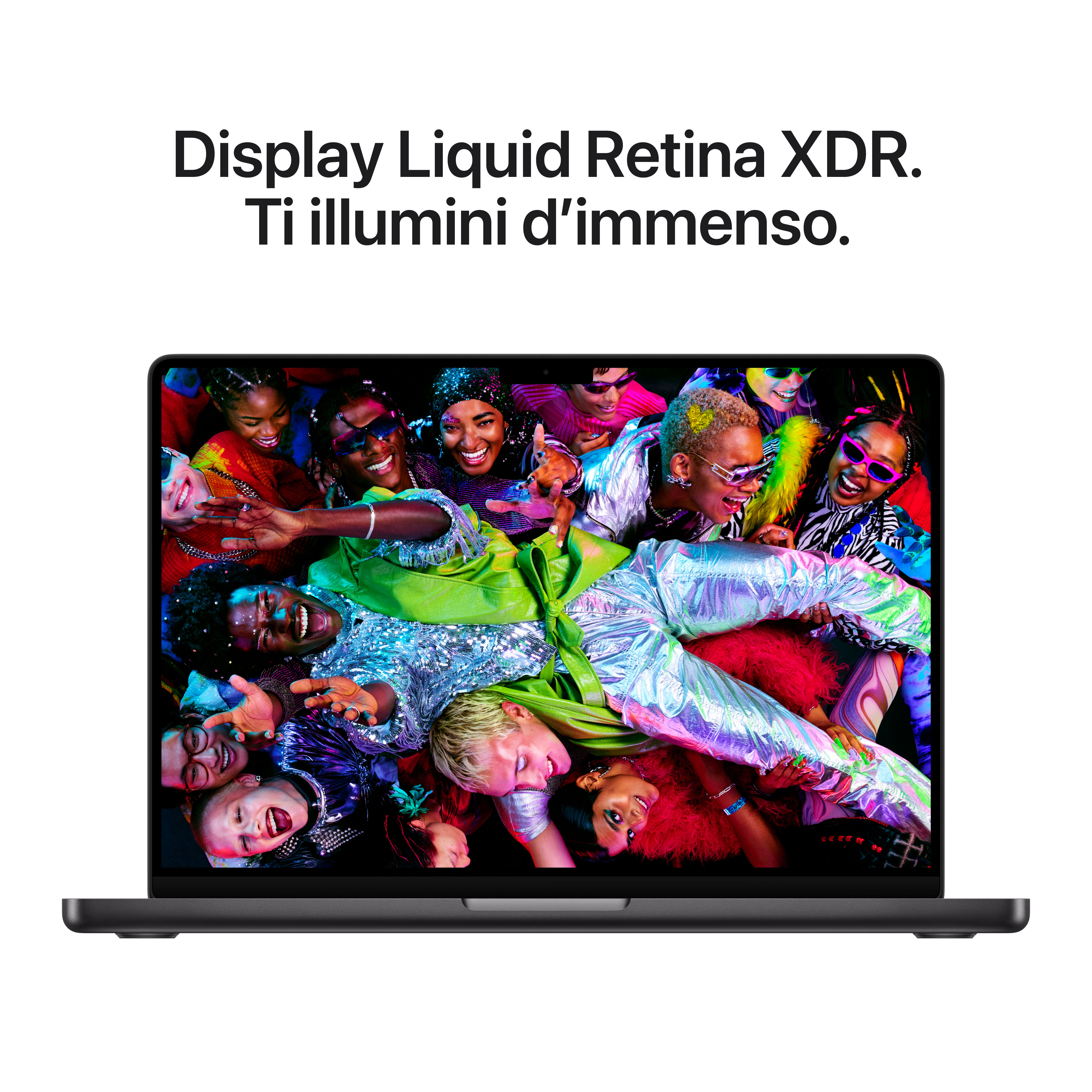 Un gruppo di persone che ridono giace l'una sull'altra davanti al display di un laptop.