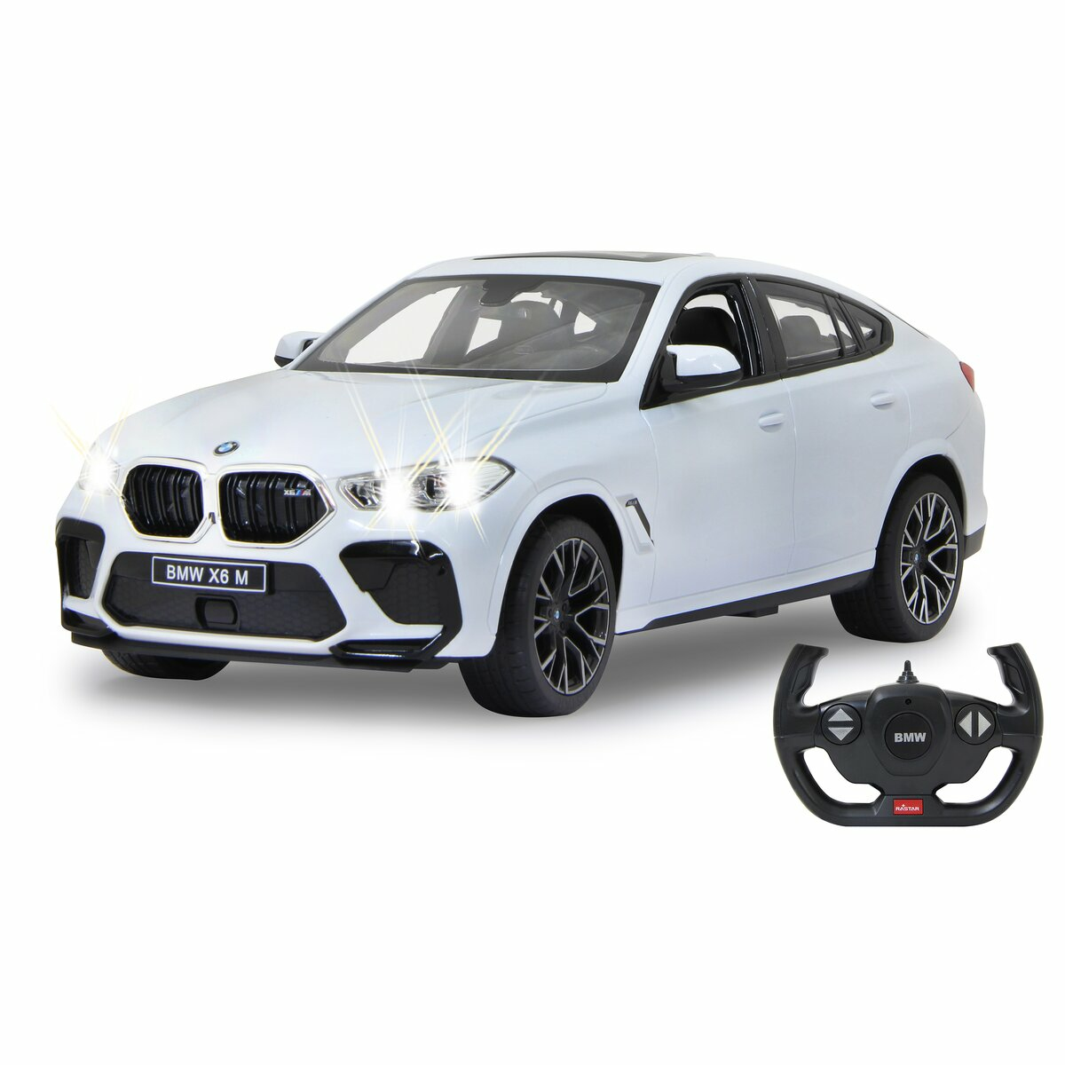 Ein weißes ferngesteuertes BMW X6 M-Auto mit leuchtenden Scheinwerfern und einem Lenkrad.