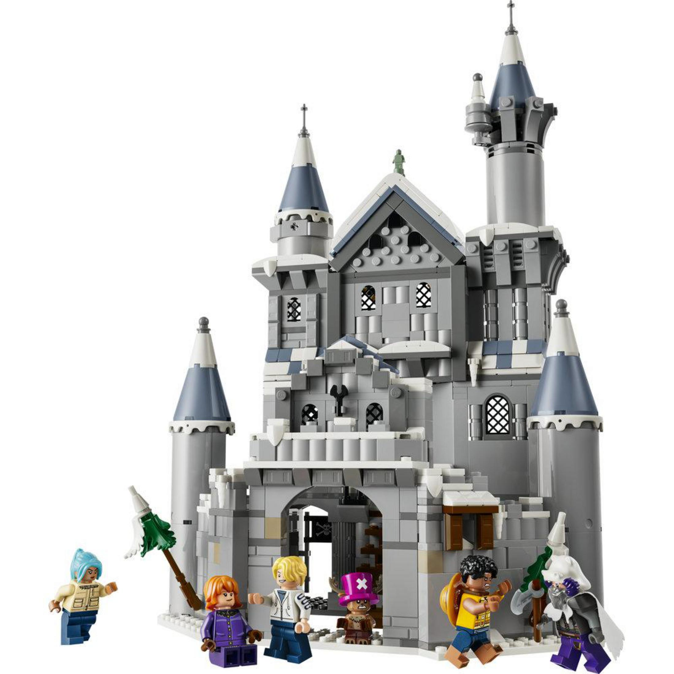Castillo gris de Lego con figuras delante. Presenta torres, ventanas y detalles de nieve.