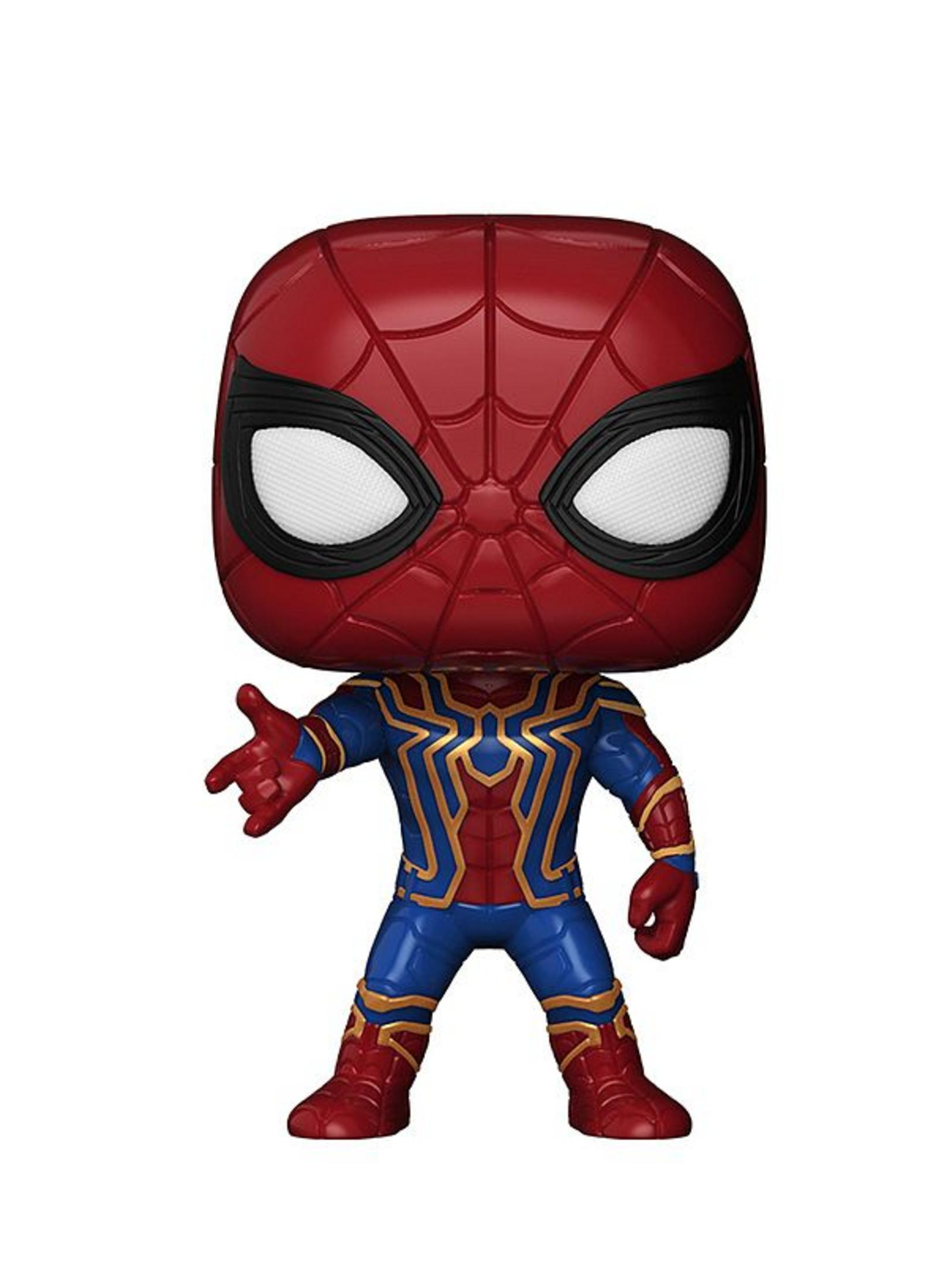 Una figura rossa e blu di Spiderman con accenti dorati si erge su sfondo bianco.