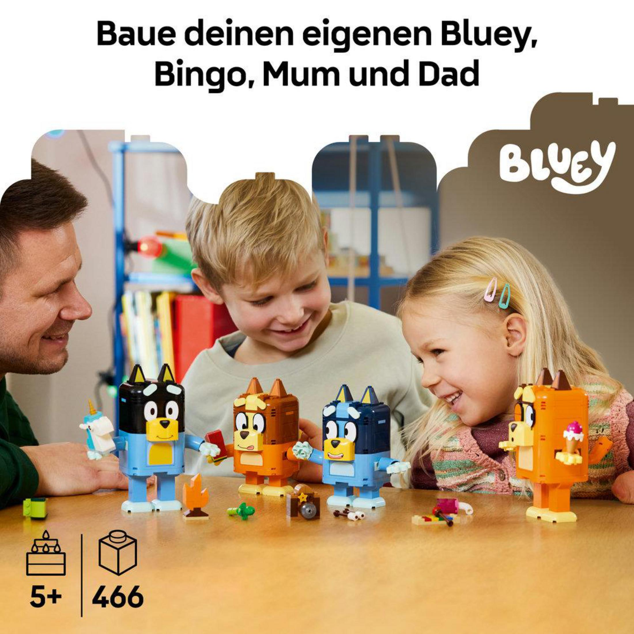 La familia construye figuras Lego de Bluey: Bluey, Bingo, Mamá y Papá.