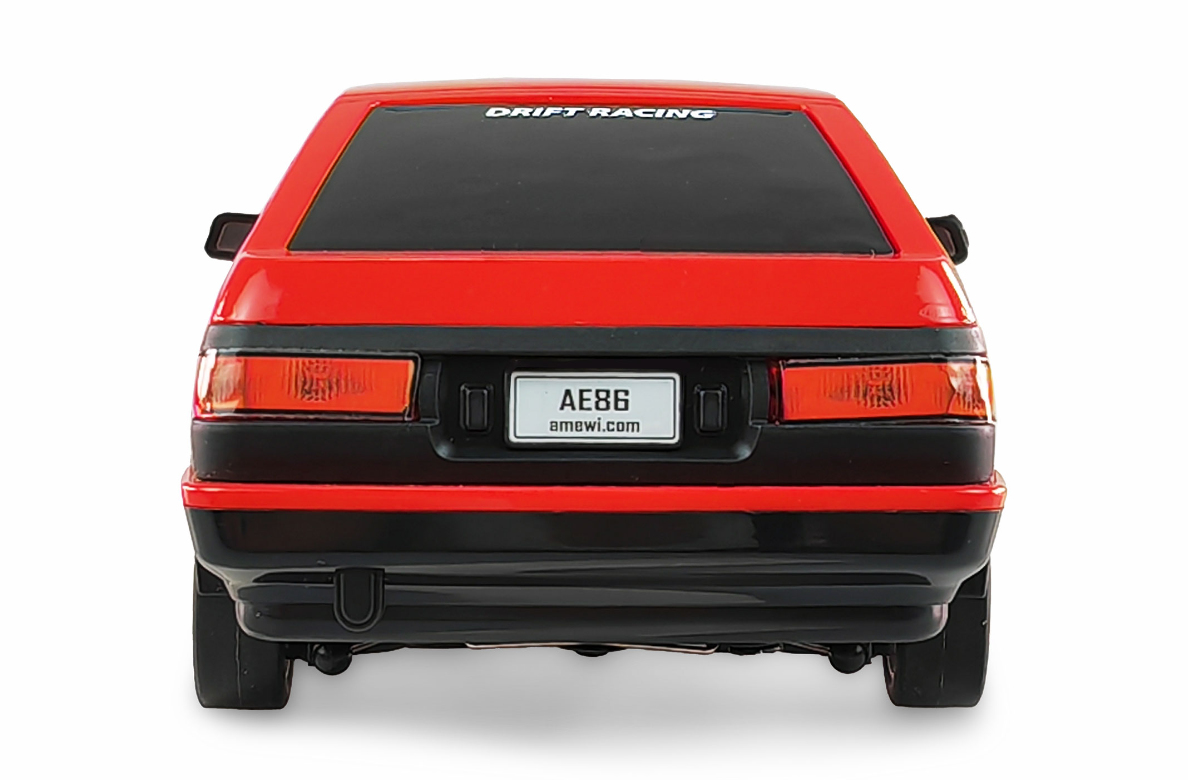 Voiture rouge avec accents noirs, plaque AE86.
