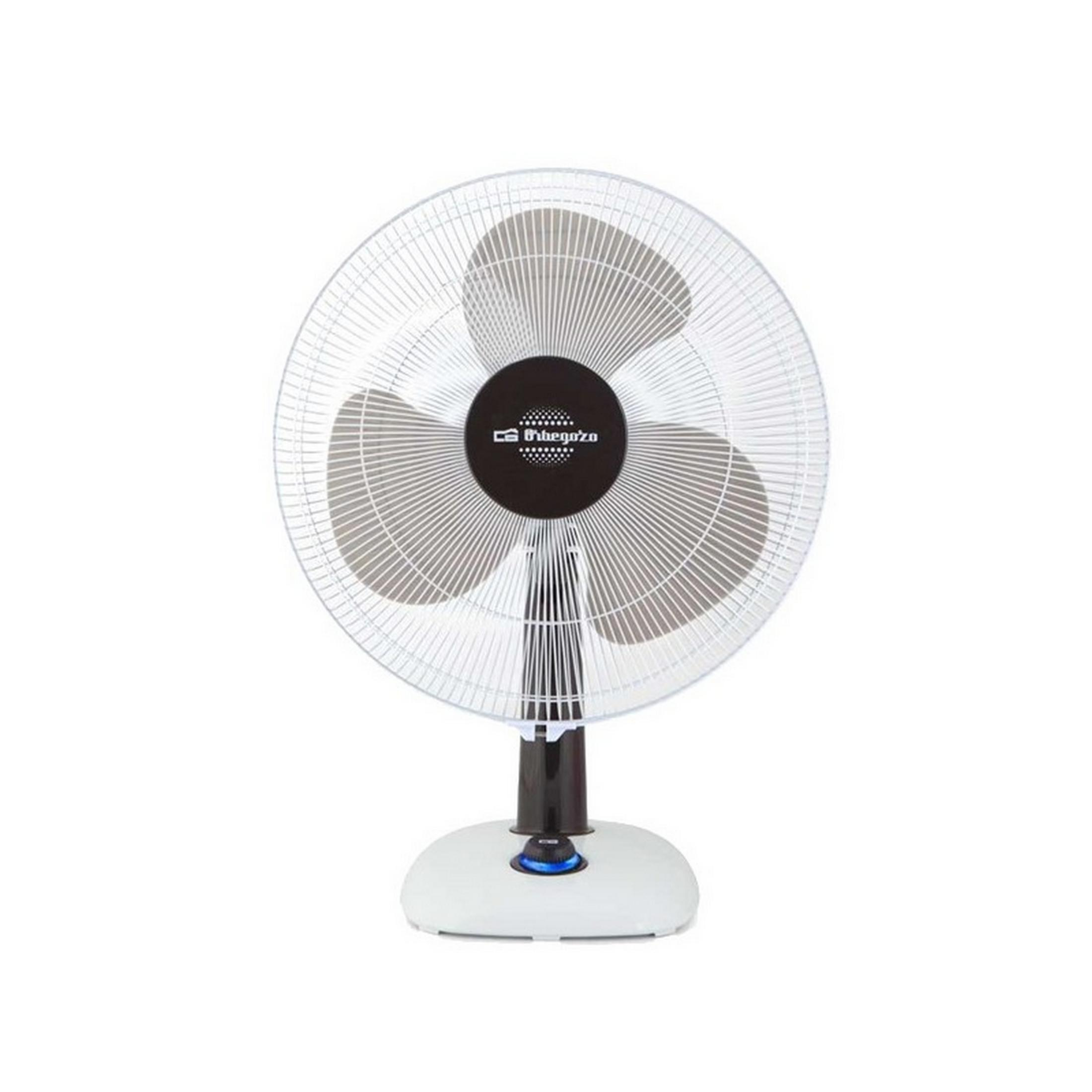 Un ventilatore da tavolo bianco con centro nero e tre pale grigie.