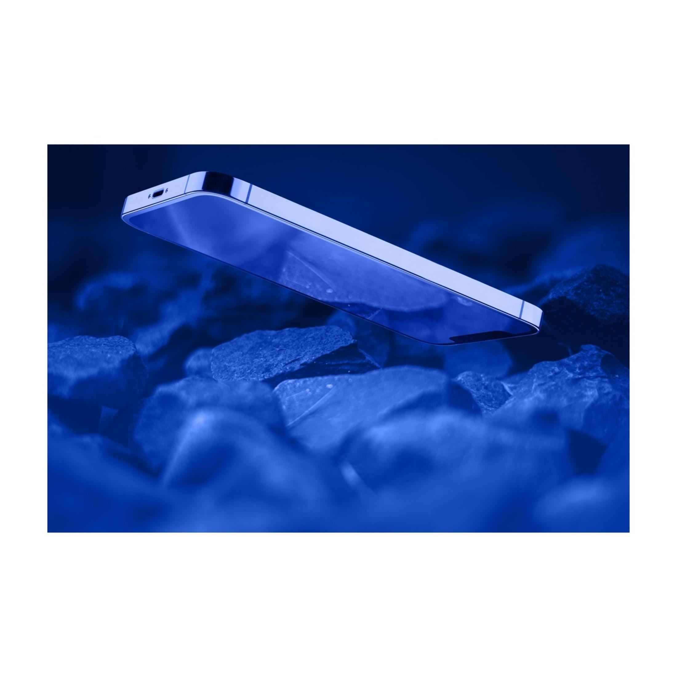 Un teléfono inteligente plateado flota sobre piedras azul oscuro.