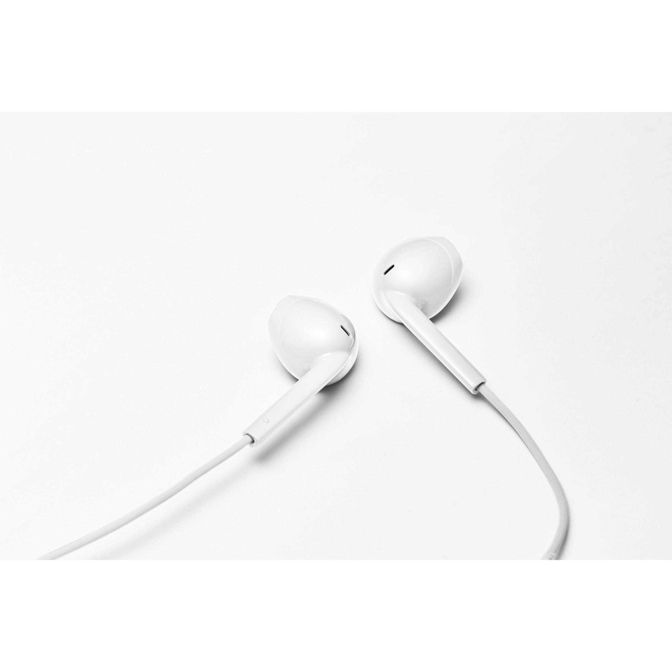 Due auricolari bianchi con cavi su sfondo bianco.