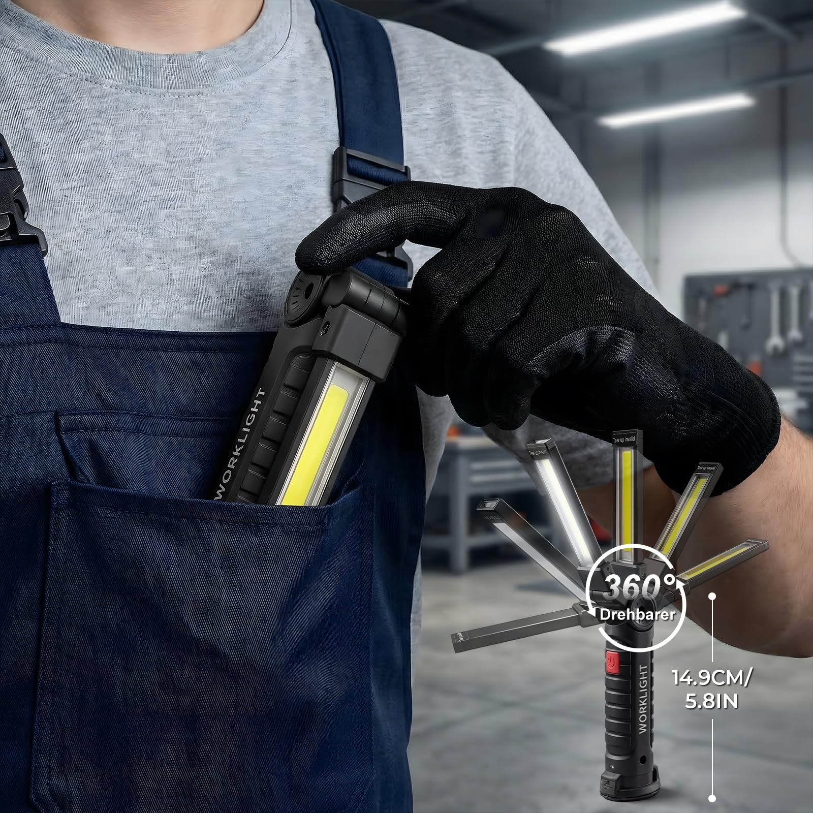 Ein Mann in Latzhose und Handschuhen hält eine ausklappbare Arbeitsleuchte.