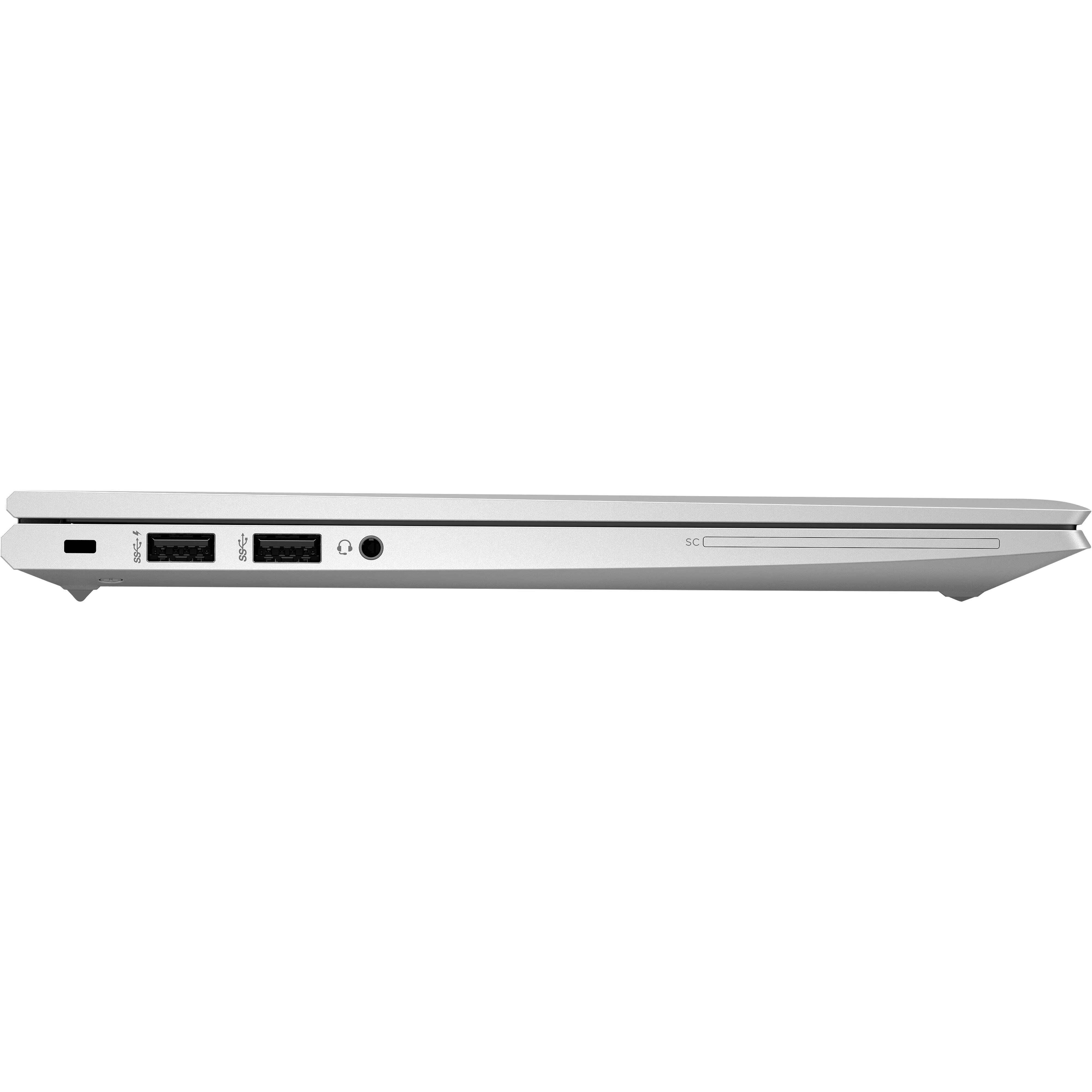 Zijaanzicht van een zilveren laptop met poorten: USB-C, 2x USB-A, koptelefoonaansluiting, SD-kaartlezer.