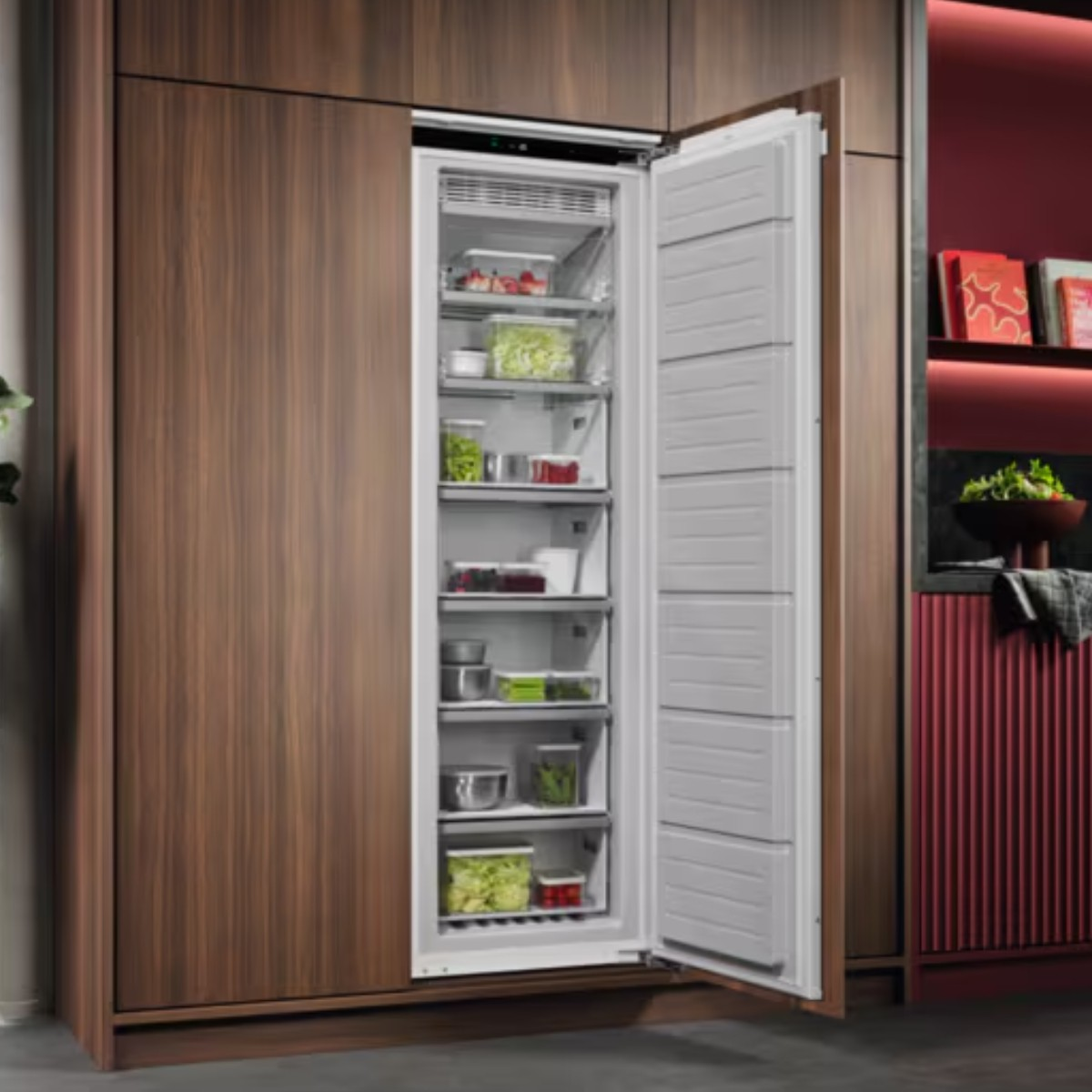 Un refrigerador abierto con puertas de madera y estantes llenos.