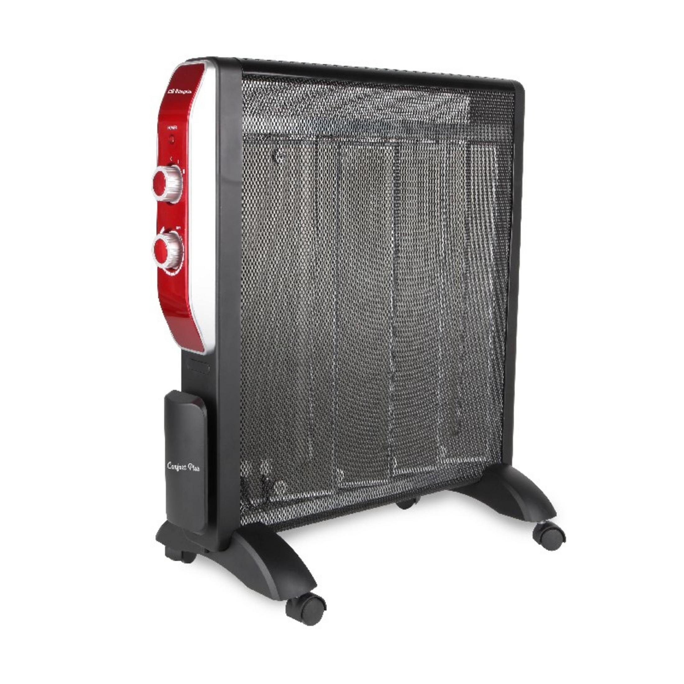 Un termoventilatore nero con accenti rossi e ruote su sfondo bianco.