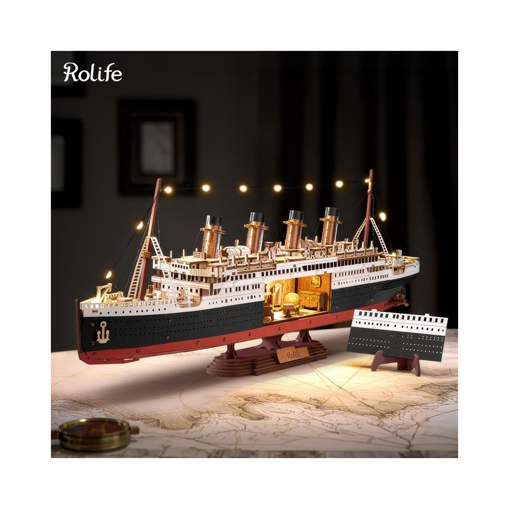 RMS Titanic'in ışıklarla aydınlatılmış detaylı ahşap modeli bir stant üzerinde.