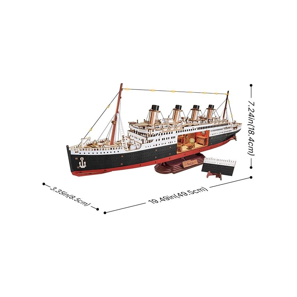 Boyutları olan Titanic gemisinin detaylı ahşap modeli.