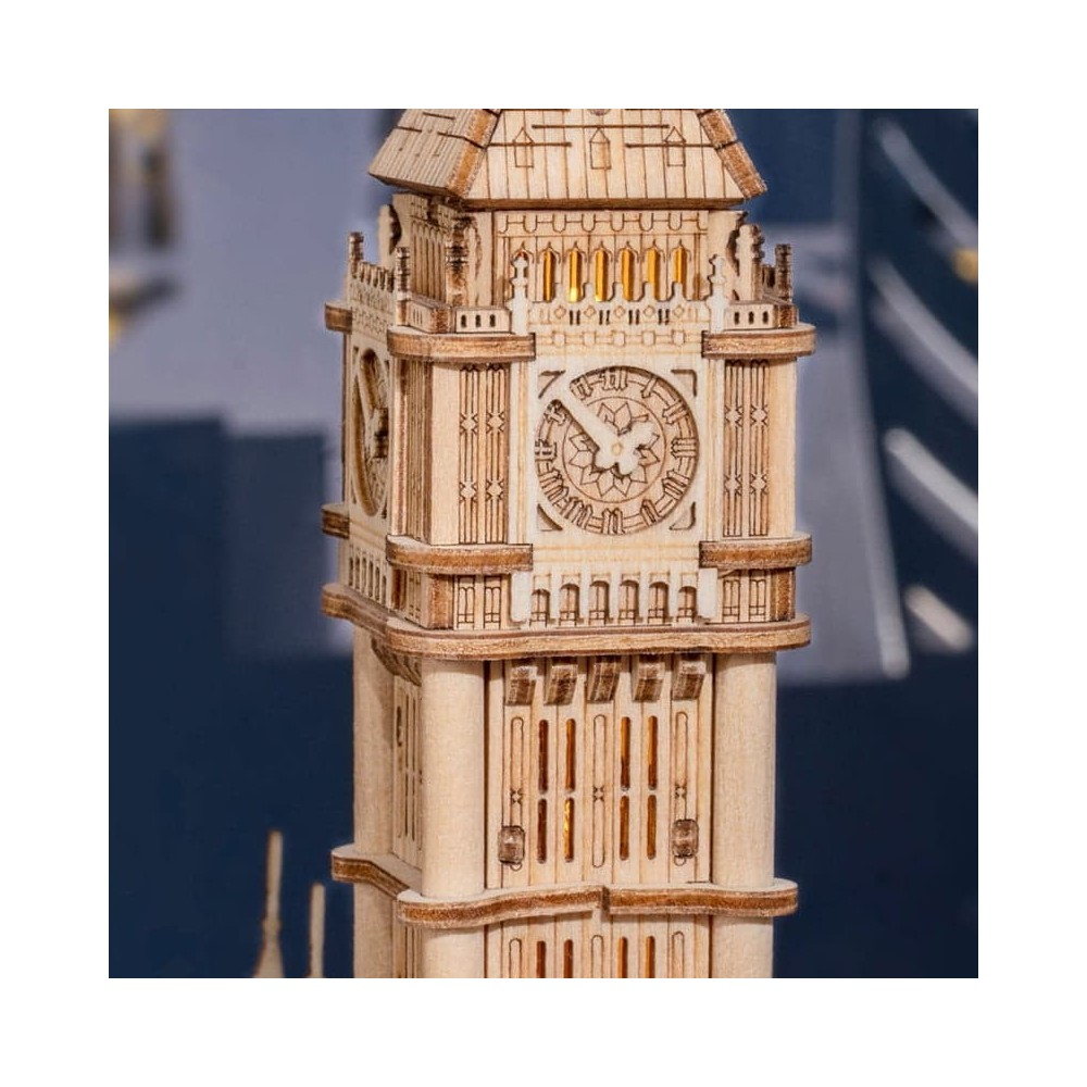 Ayrıntılı oymalar ve saat yüzü içeren ahşap Big Ben saat kulesi modeli.