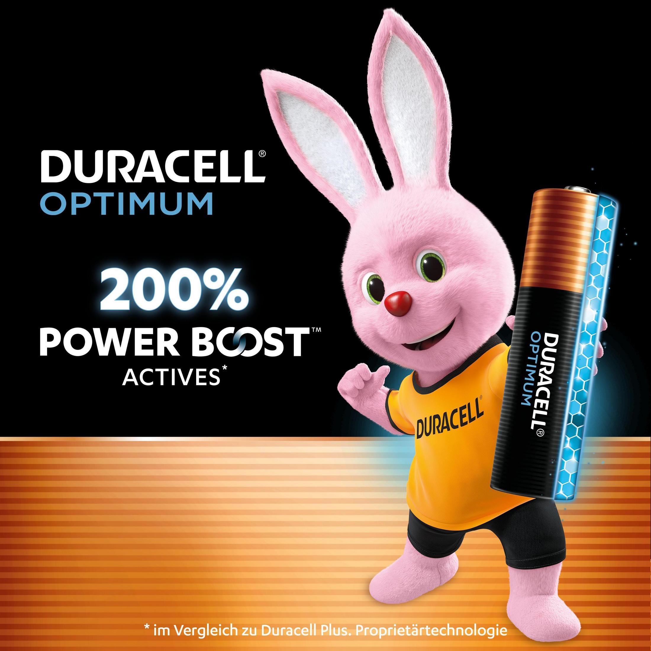 Un coniglio rosa tiene una batteria Duracell Optimum.