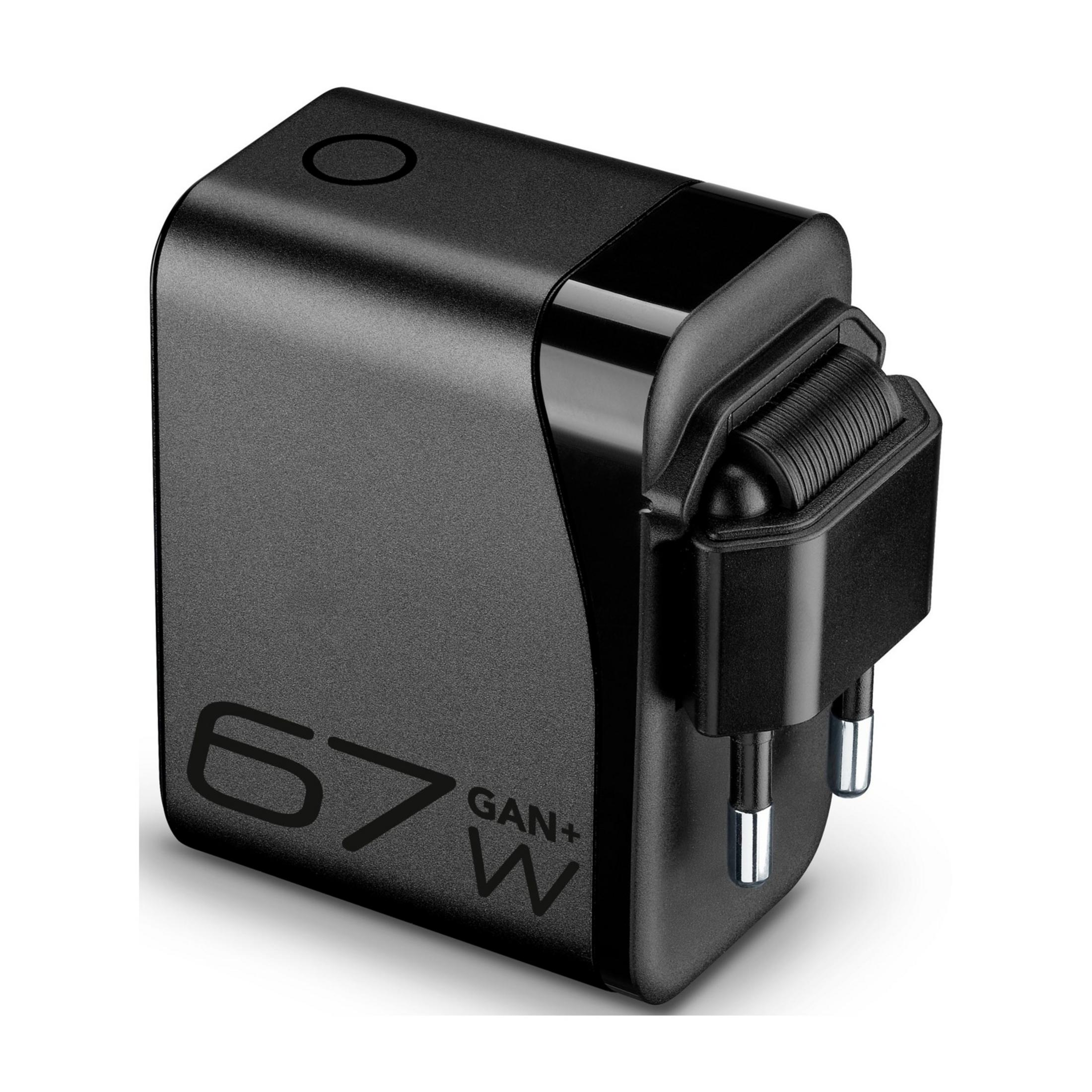 Ein schwarzes Netzteil mit ausklappbaren Stiften und der Aufschrift „67W GAN+“.