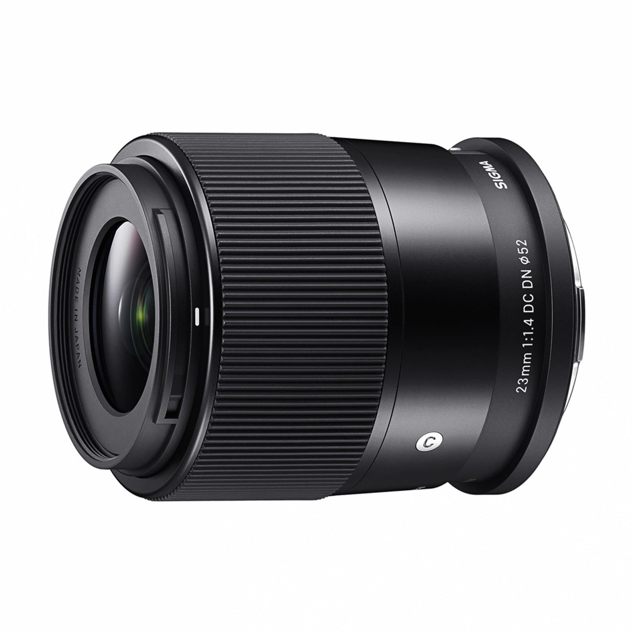 Un obiettivo Sigma 23mm 1:1.4 DC DN nero con ghiera di messa a fuoco zigrinata e testo.
