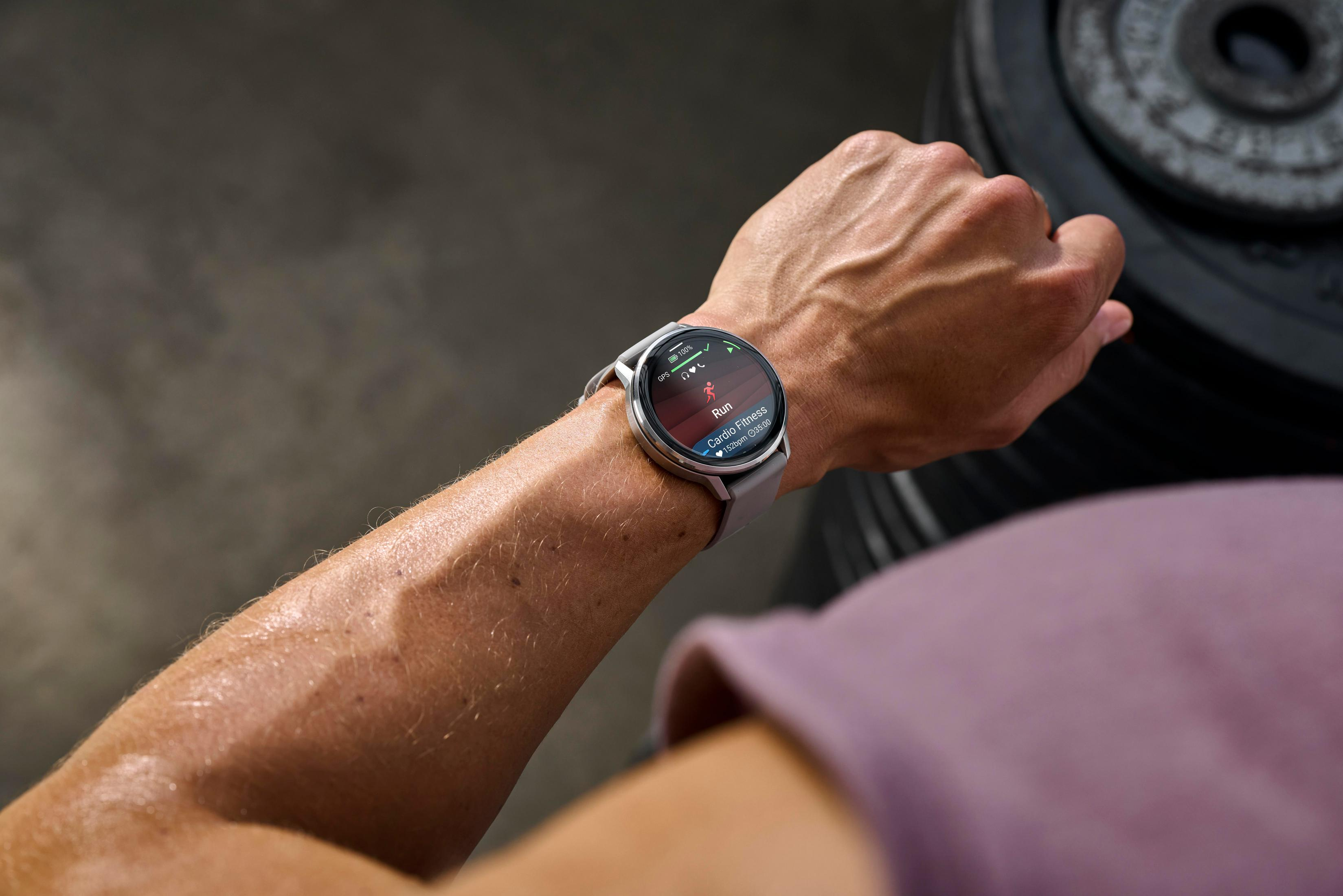 La muñeca de un hombre con un reloj inteligente de fitness que muestra la frecuencia cardíaca.