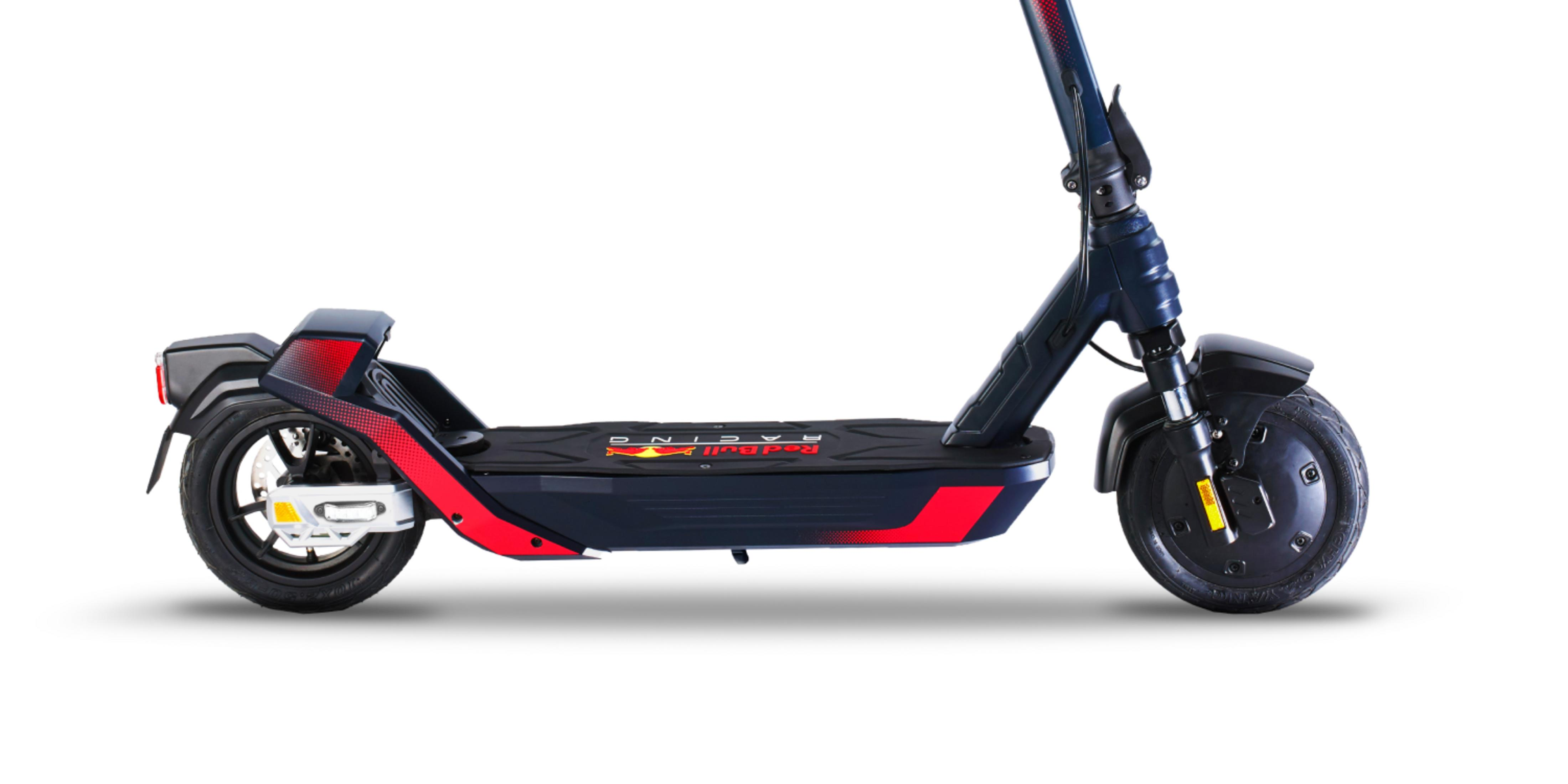 Un monopattino elettrico blu scuro con accenti rossi e logo Red Bull Racing.