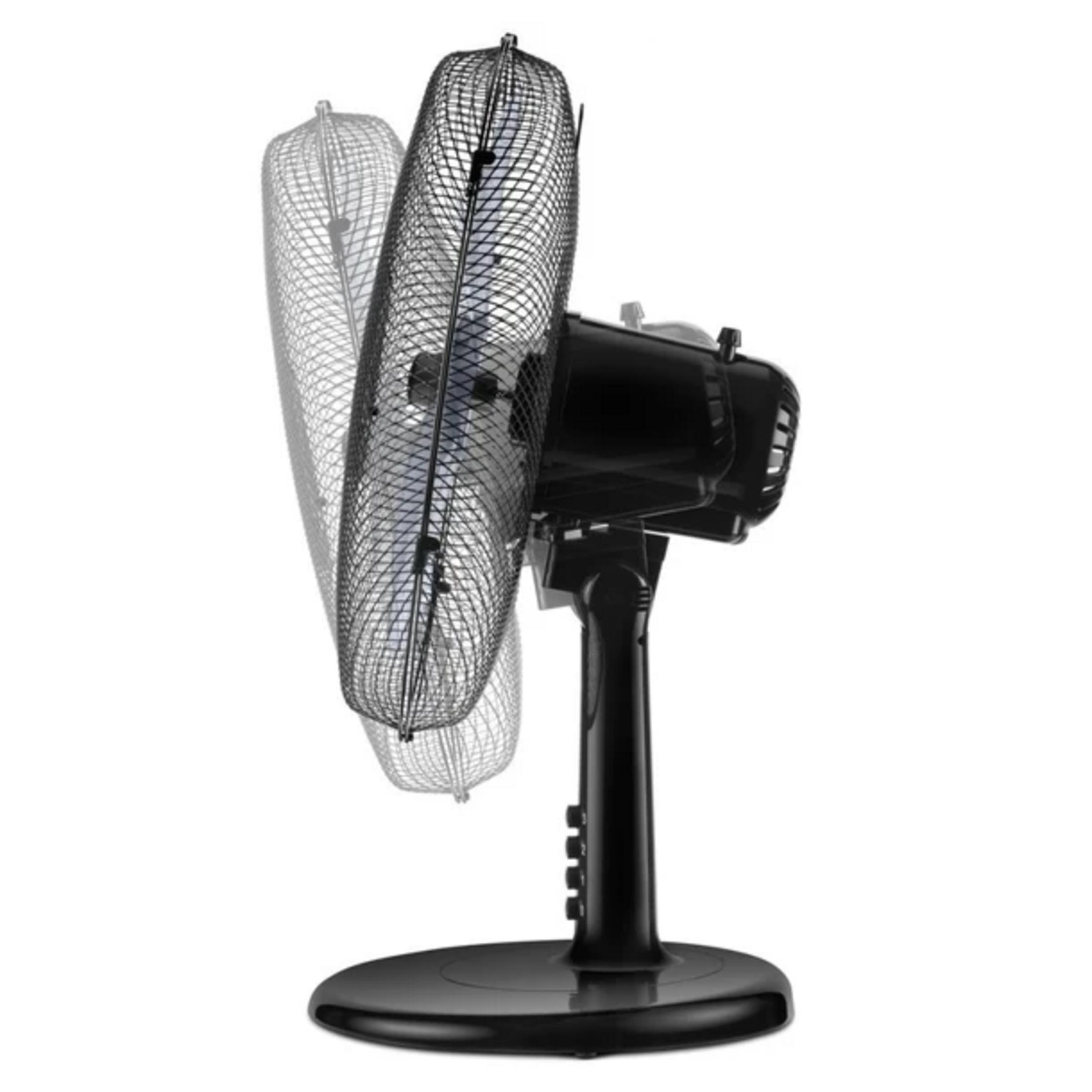 Un ventilatore da tavolo nero con griglia metallica in due posizioni.