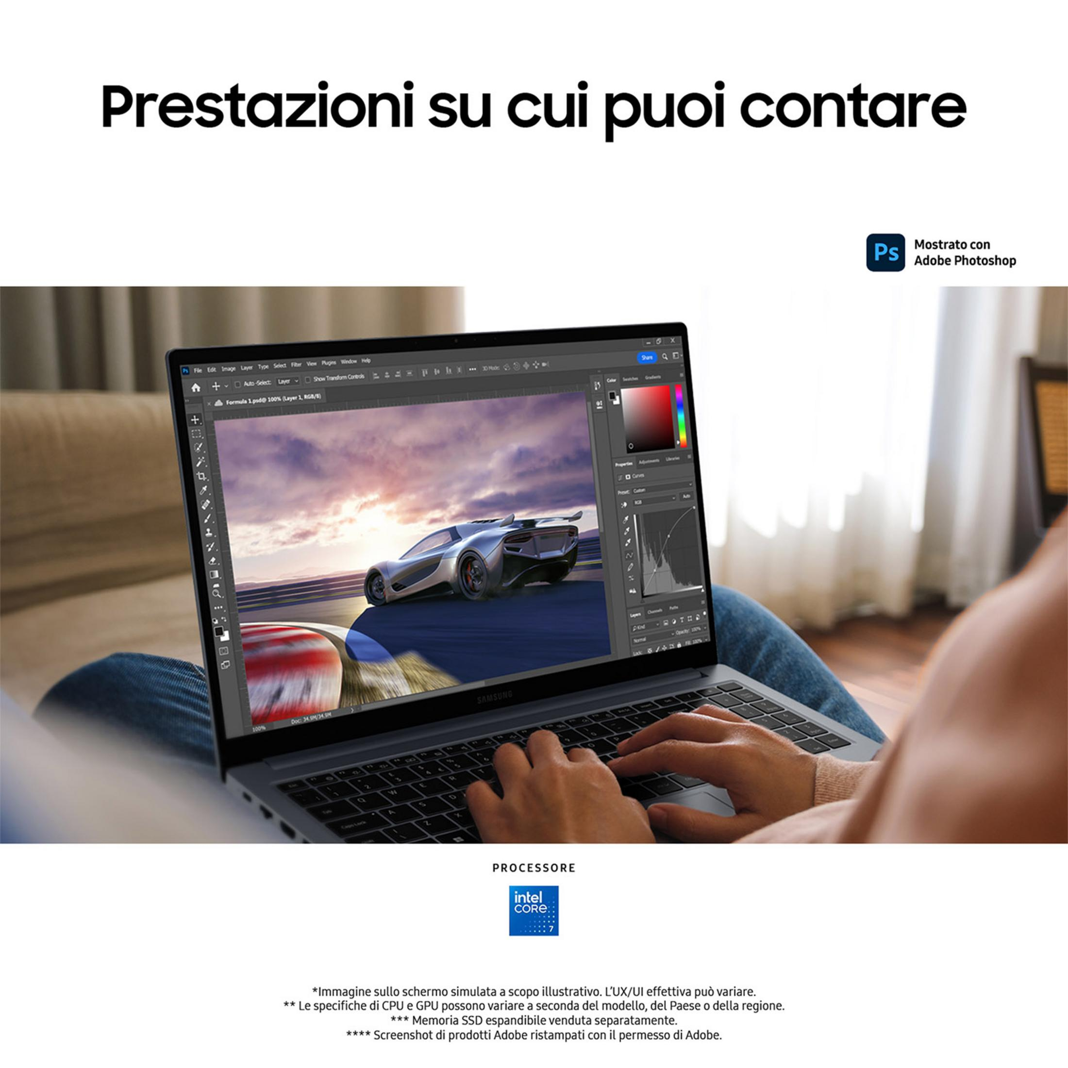 Un laptop mostra Photoshop con schermo di corse auto e logo Intel Core i7.