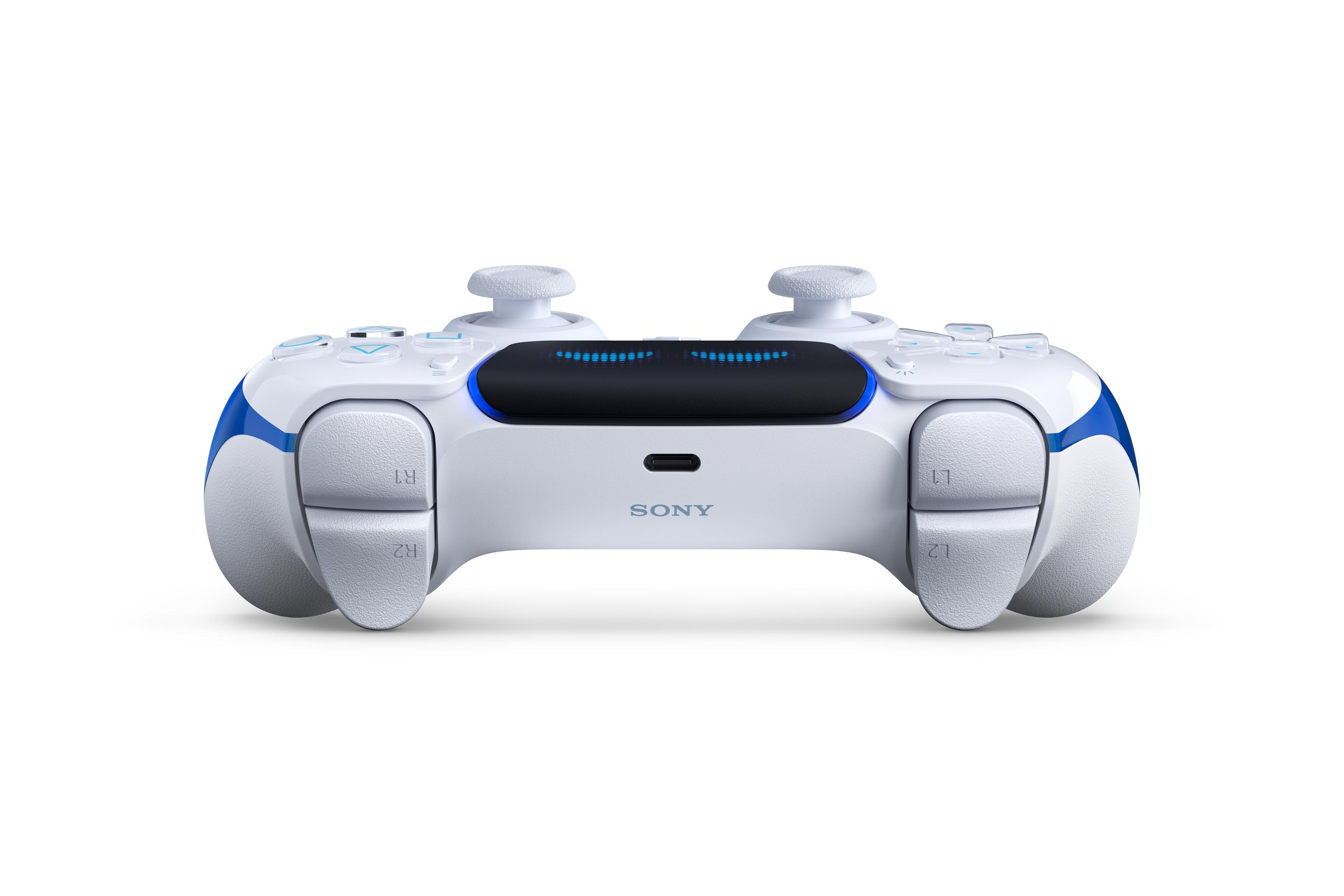 Ein weißer PlayStation 5 Controller mit blauen Akzenten und leuchtenden blauen Tasten.