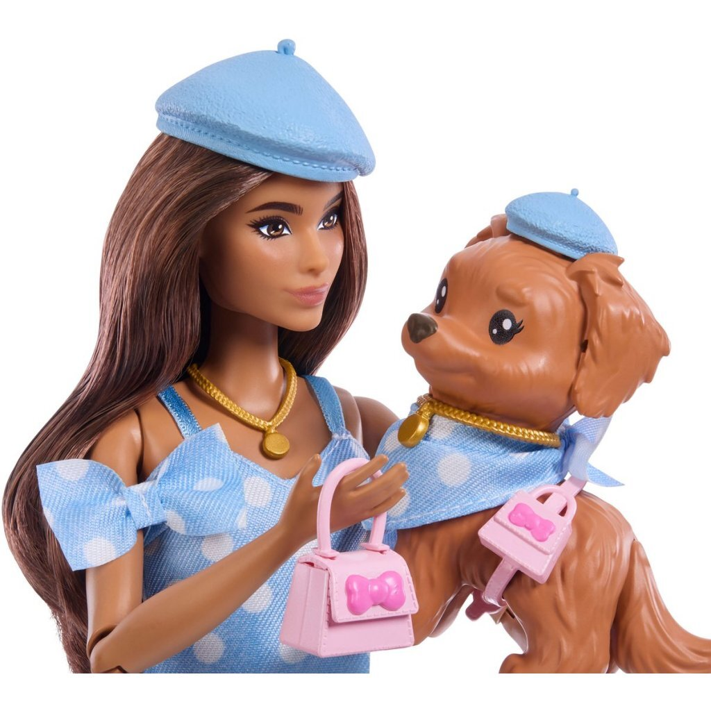 Muñeca con perro marrón, ambos con boinas azules y trajes a juego.