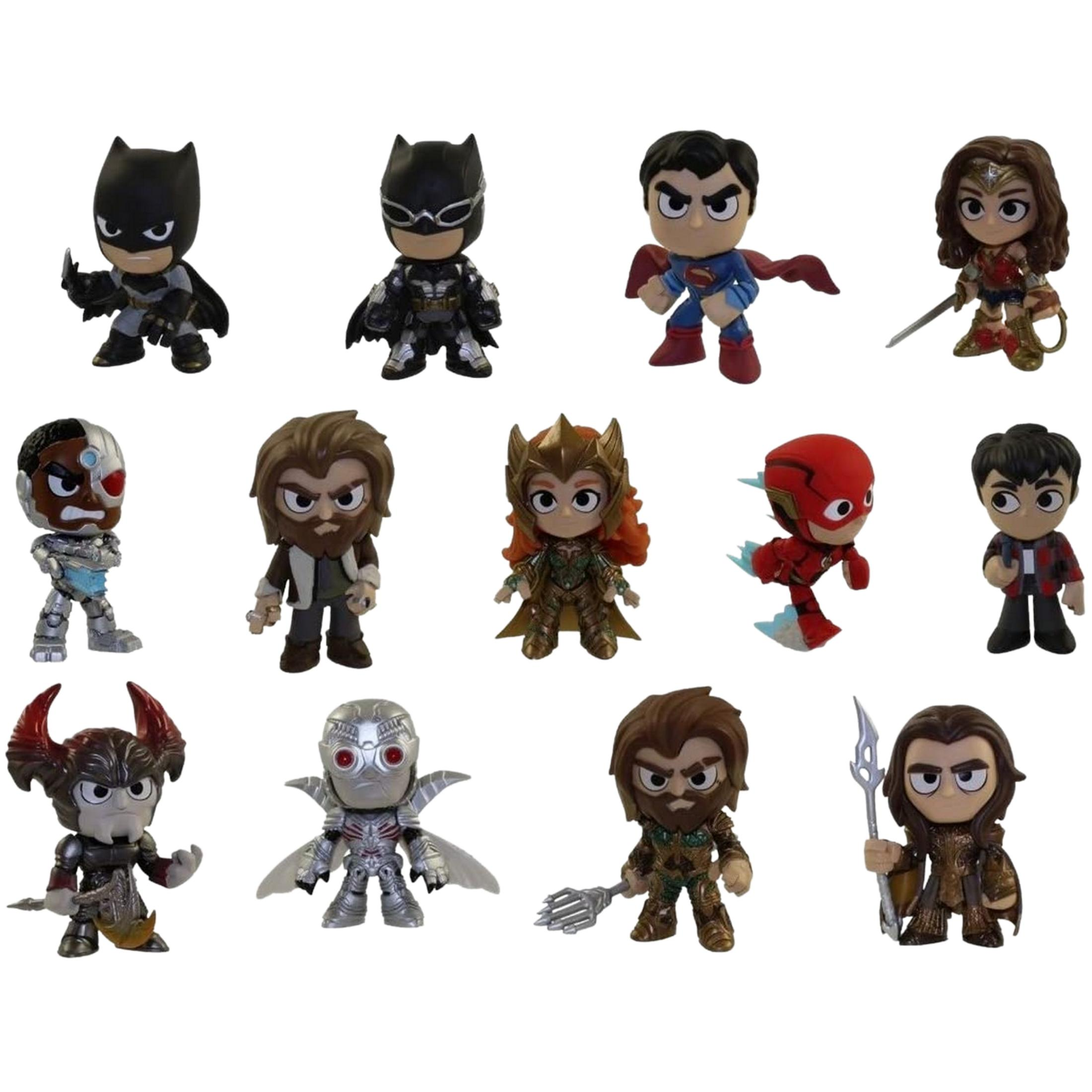 15 DC Comics Figuren in einem weißen Raum, darunter Batman, Superman und Wonder Woman.