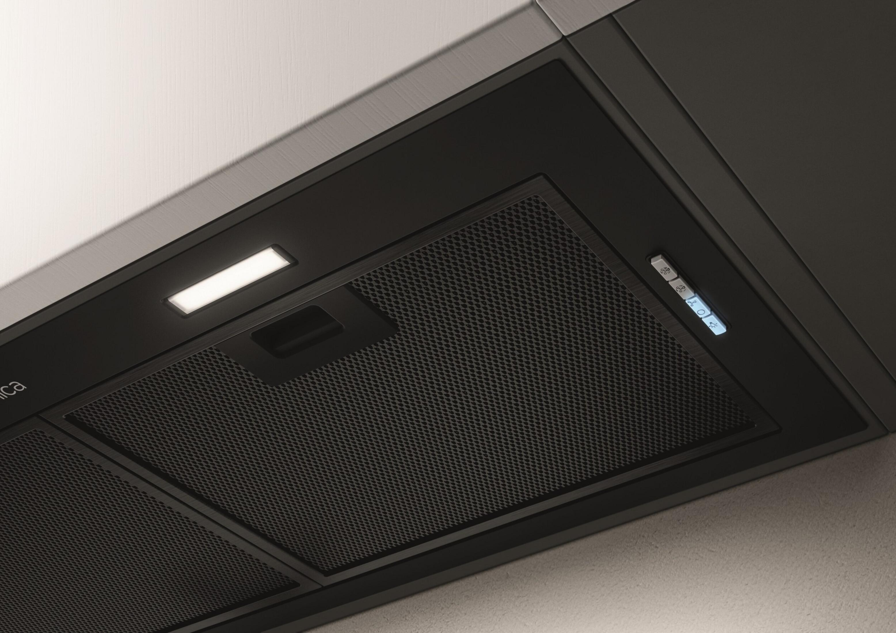 Moderna cappa aspirante nera con luce brillante e controlli digitali.