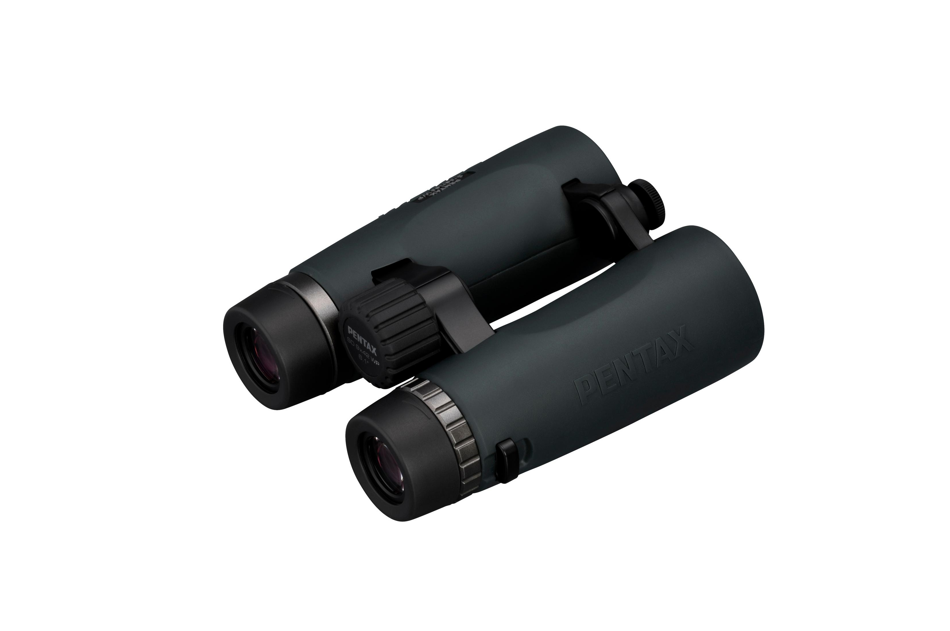 Binocolo Pentax verde scuro con rotella di messa a fuoco e copriobiettivi.