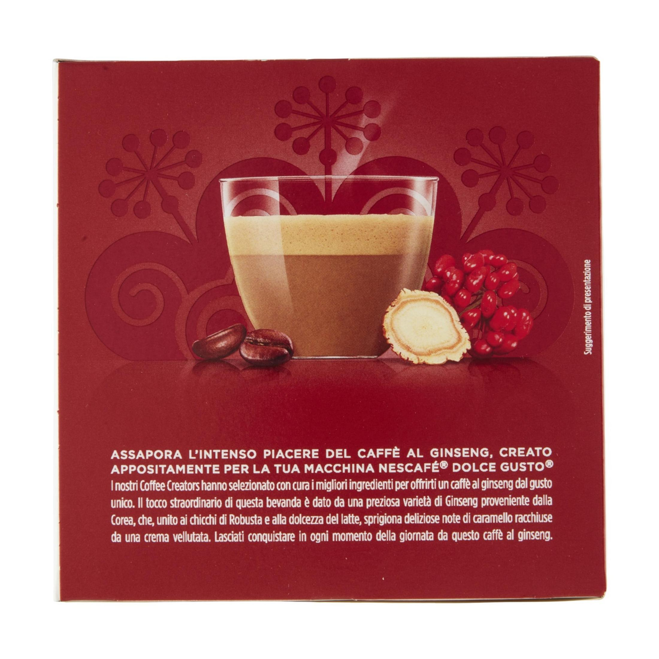 Un bicchiere di caffè con schiuma, chicchi di caffè, fetta di ginseng e bacche su sfondo rosso.