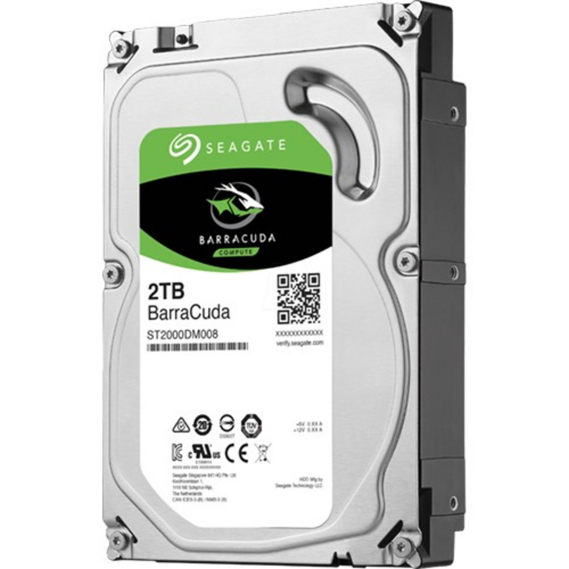 Un hard disk Seagate Barracuda da 2TB con scocca argentata e parte superiore verde.