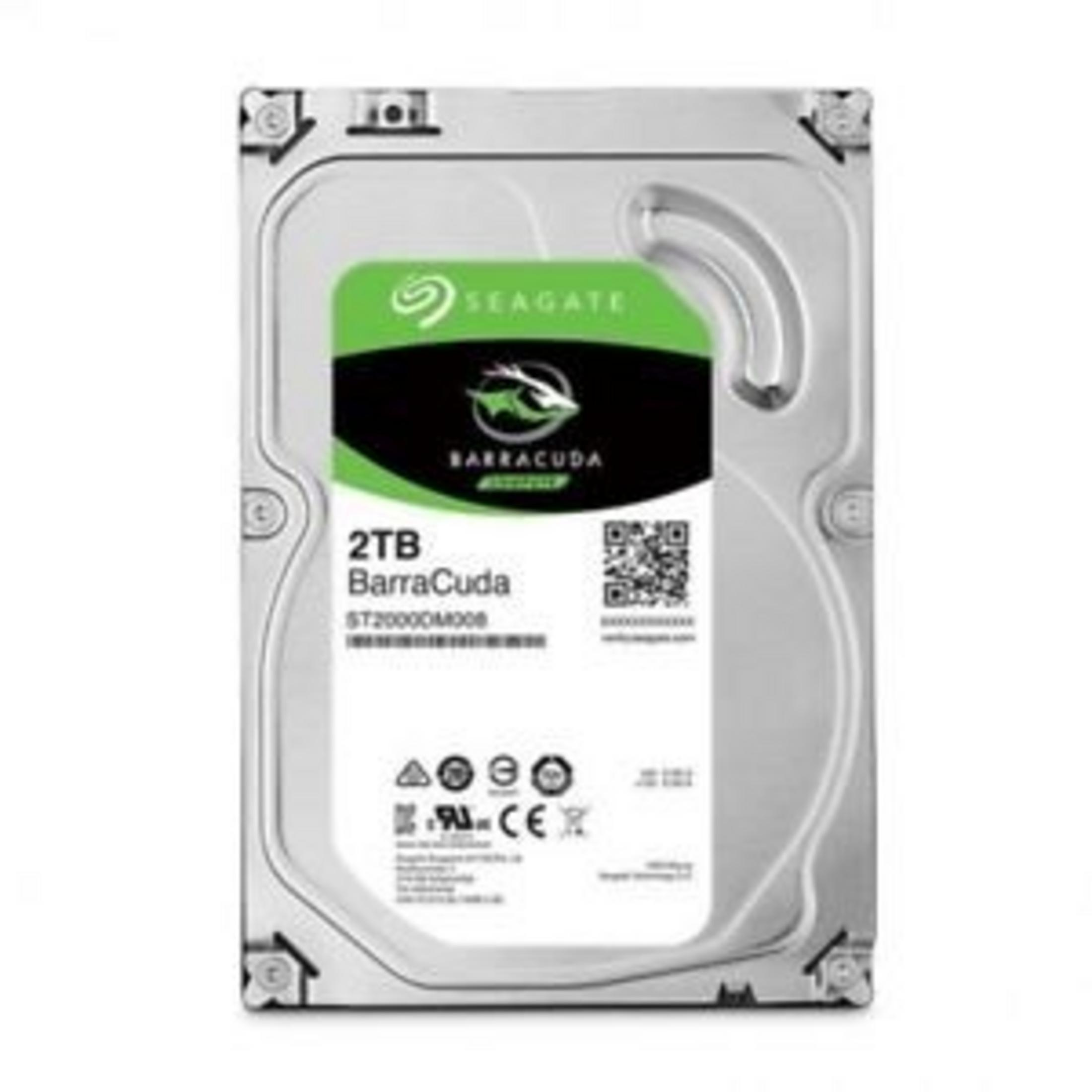Un hard disk Seagate Barracuda argentato da 2TB con etichette verdi e nere.