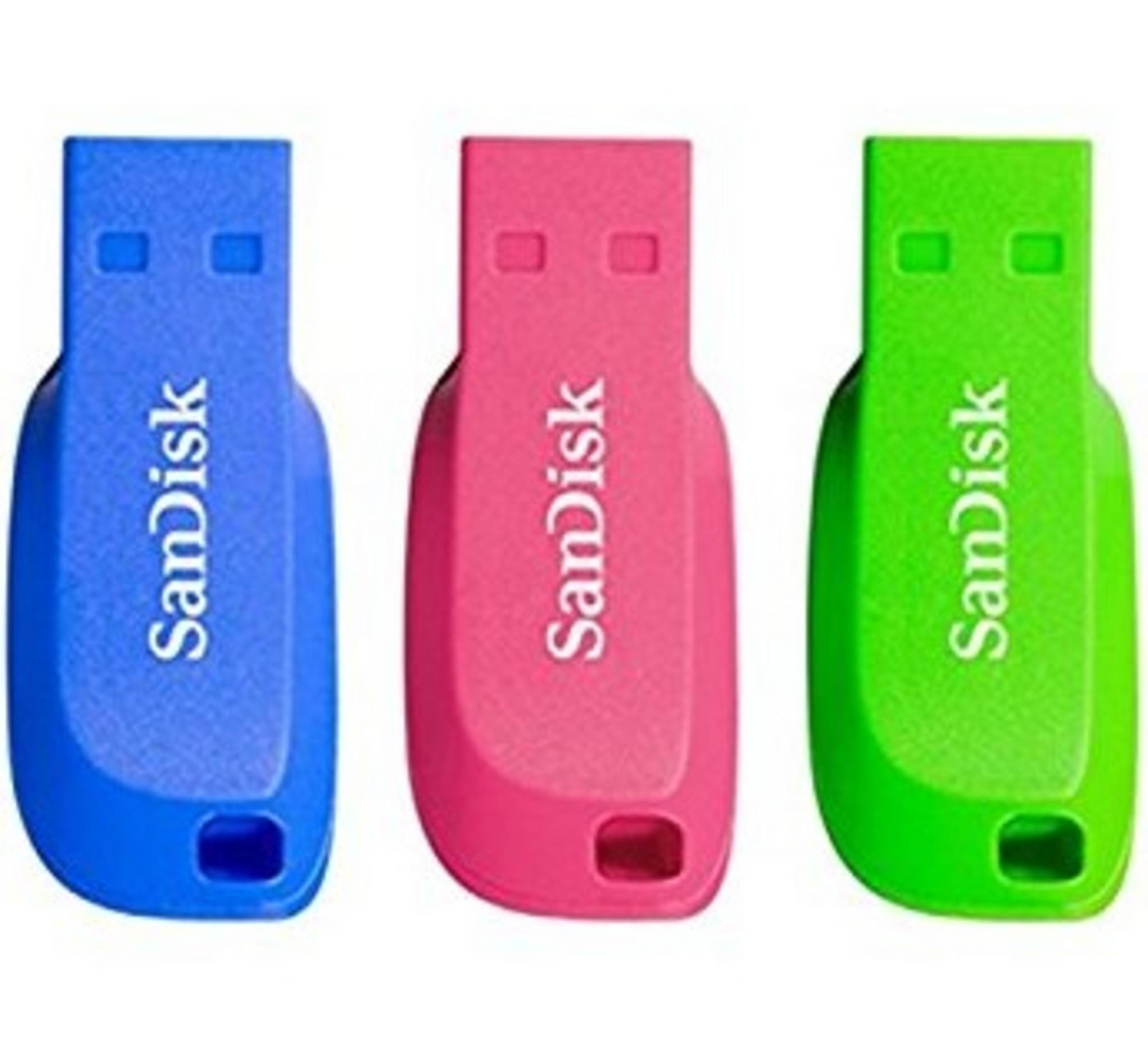 Tres memorias USB SanDisk en azul, rosa y verde sobre fondo blanco.
