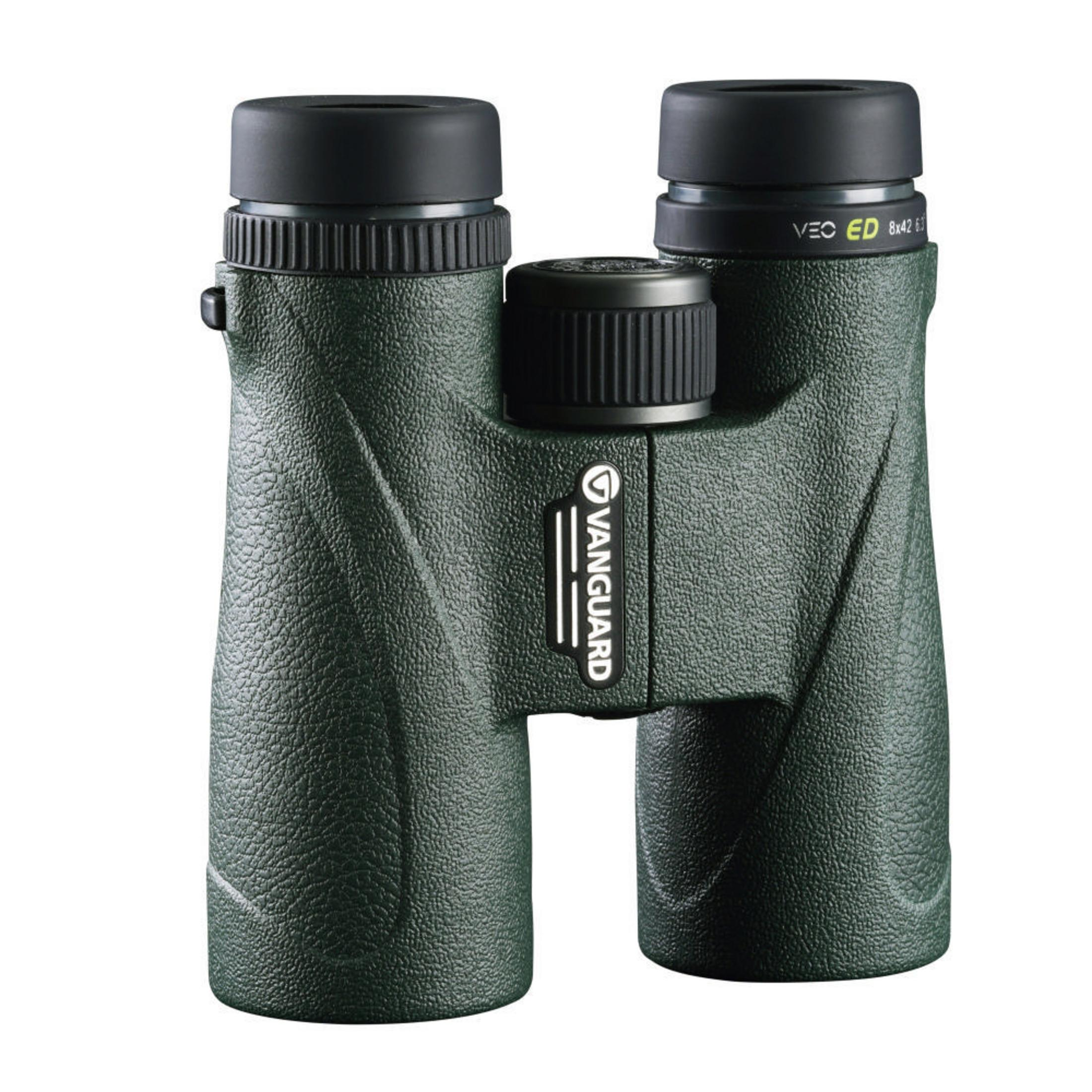 Un par de binoculares Vanguard ED 8x42 verde oscuro con tapas negras y rueda de enfoque plateada.