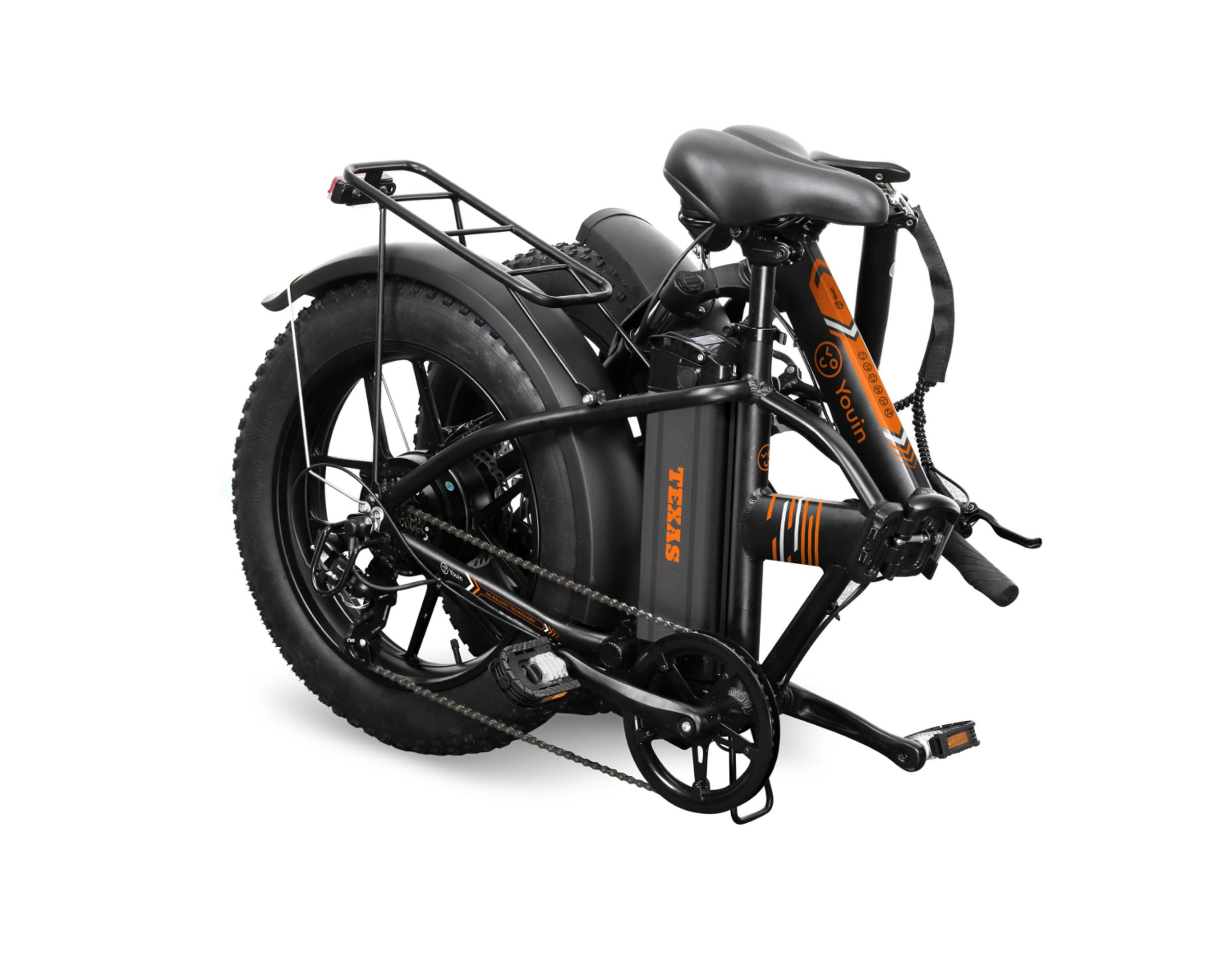 Ein schwarzes faltbares E-Bike mit breiten Reifen und Gepäckträger.